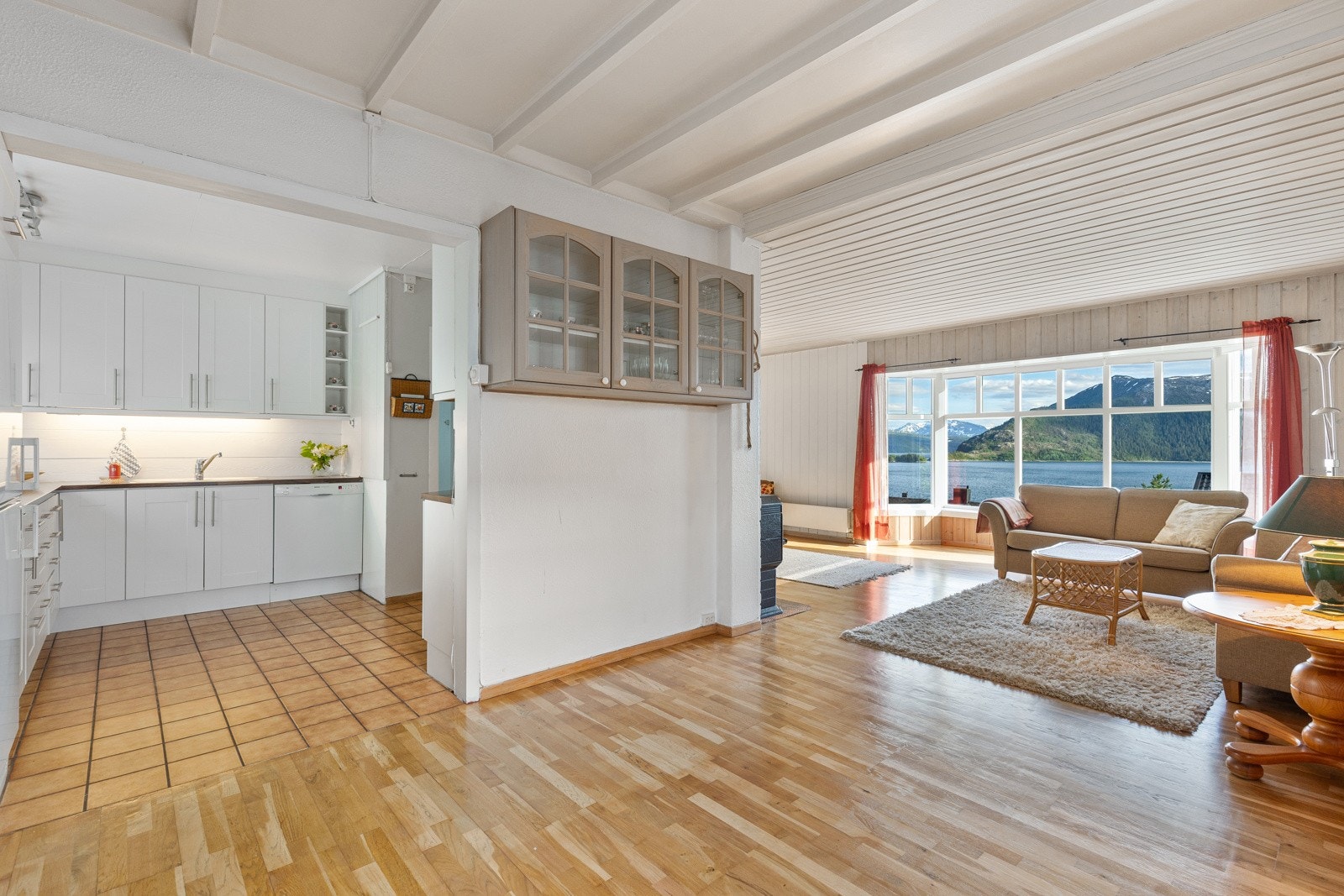 Den åpne løsningen gir boligen godt med naturlig lys og en god romfølelse Galleribilde