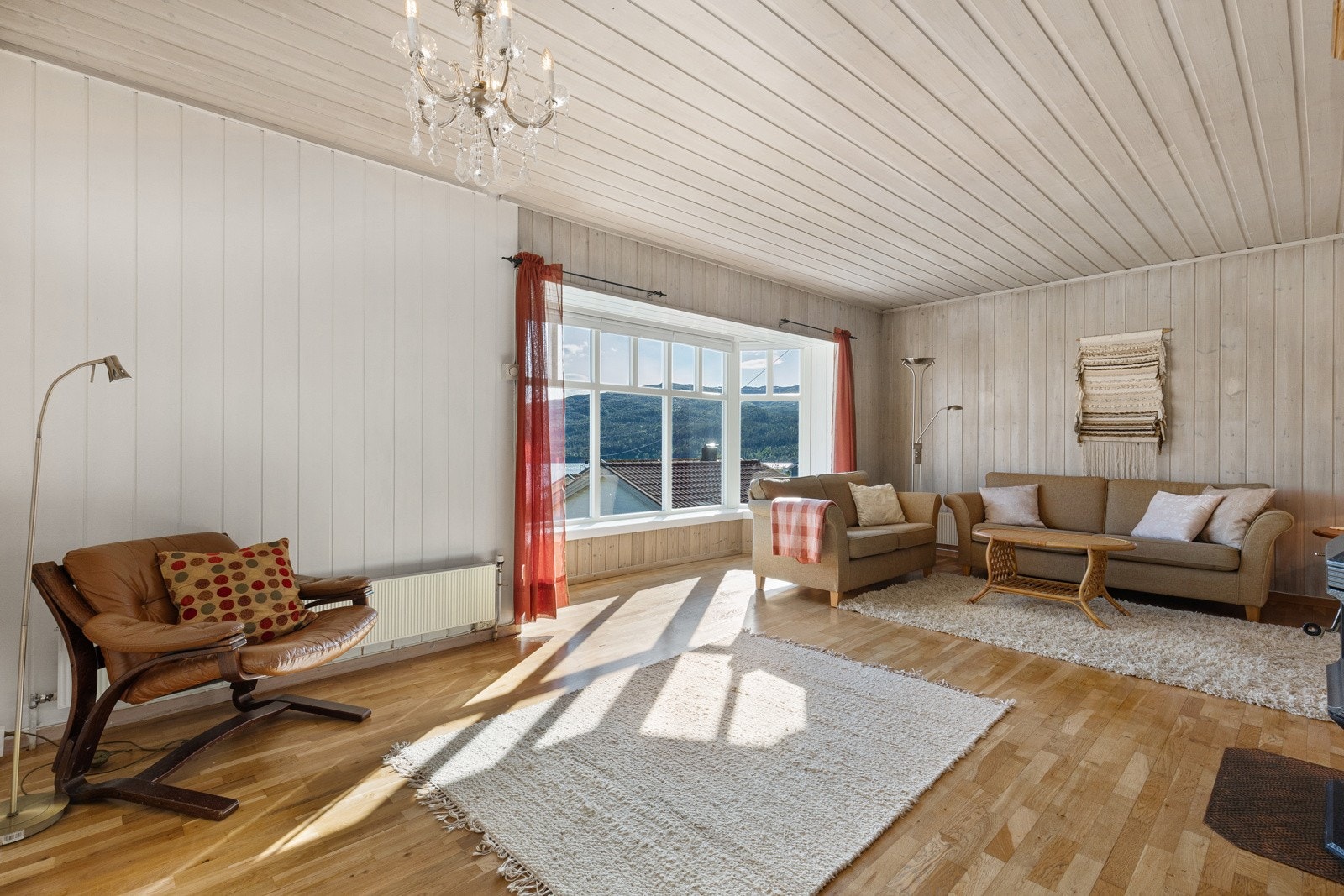 Stuen er av god størrelse med god plass til sofagruppe og spisebord med tilhørende møblement Galleribilde