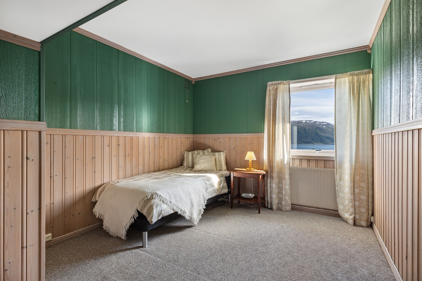 Soverommet har god plass til dobbeltseng, nattbord og garderobeløsning Galleribilde