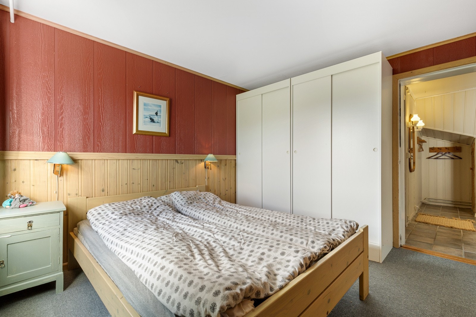 Romslig garderobeløsning med gode oppbevaringsmuligheter Galleribilde