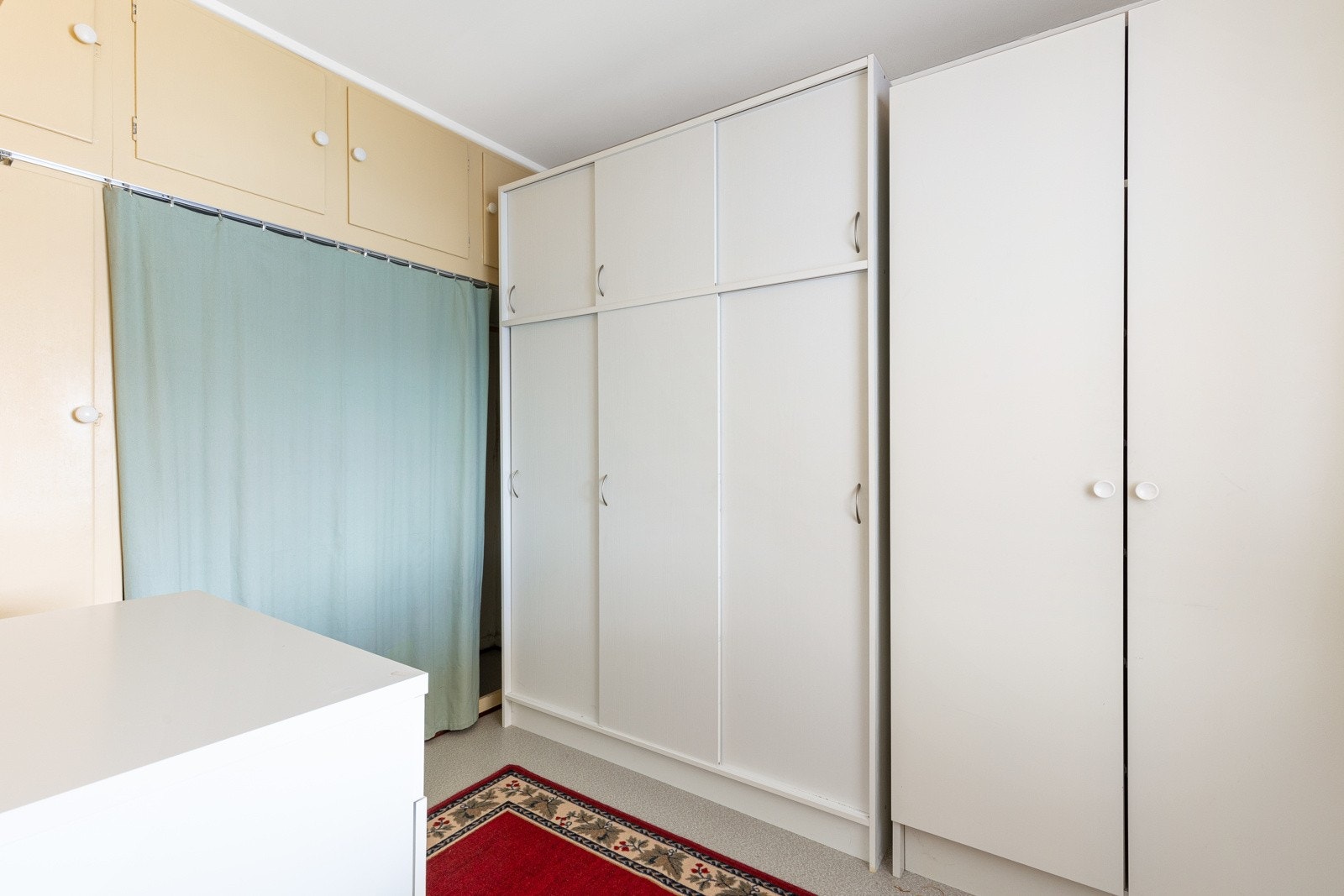 Rommet som idag benyttes som garderobe har plass til seng, nattbord og garderobeløsning Galleribilde