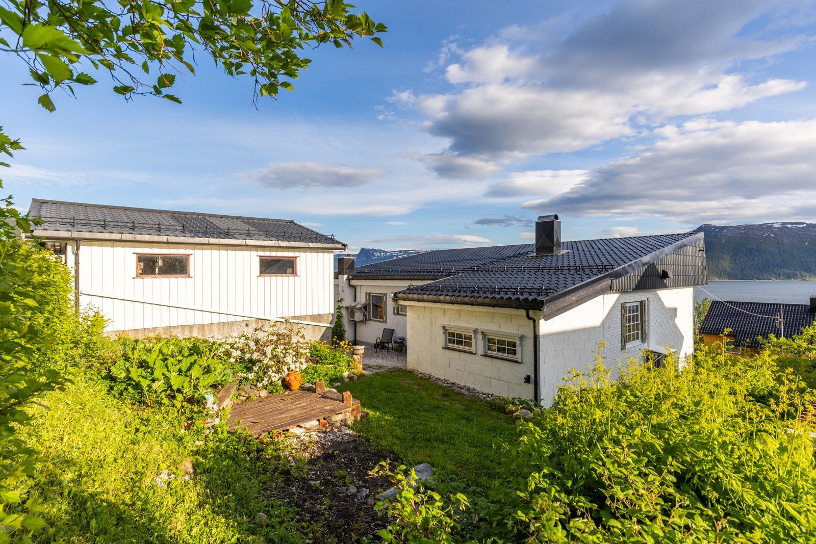Med uteplasser rundt hele huset gjør at du kan nyte solen hele dagen Galleribilde