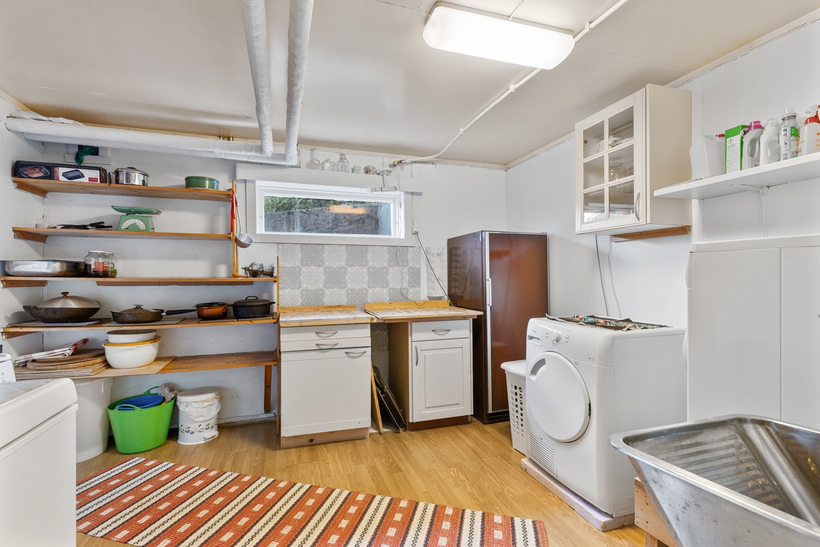 Stort vaskerom med opplegg til både vaskemaskin og tørketrommel Galleribilde