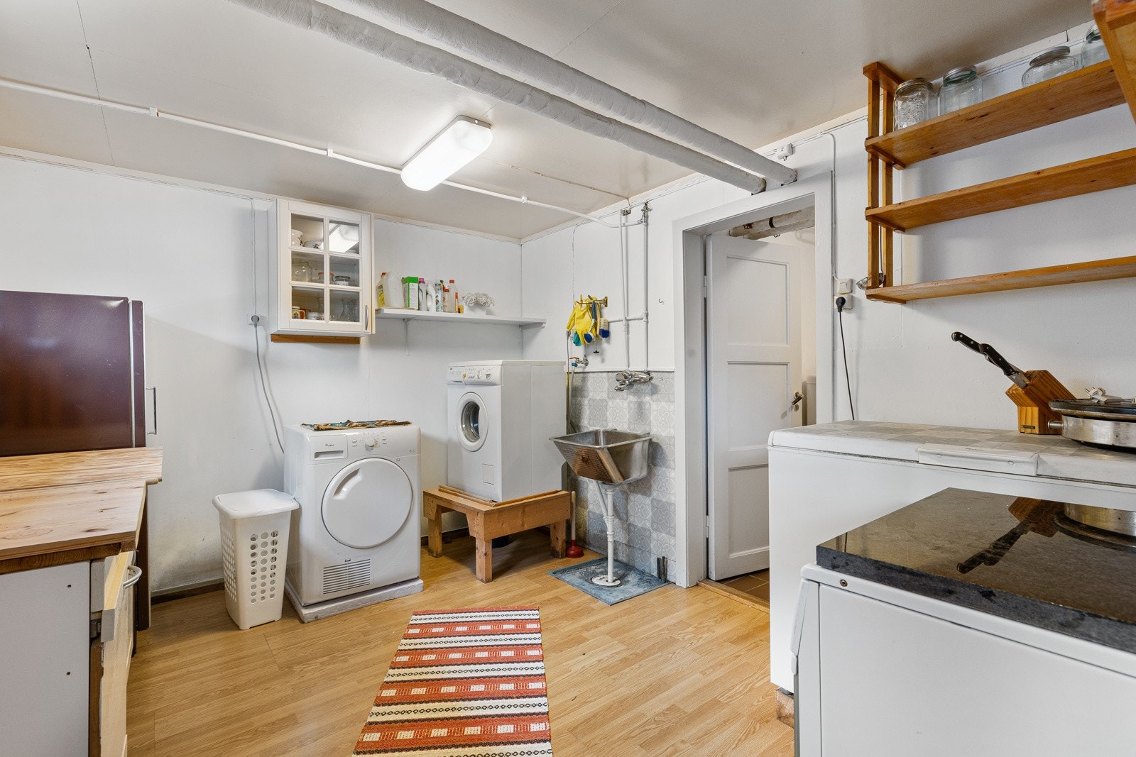 Vaskerommet har godt med plass for oppbevaring Galleribilde