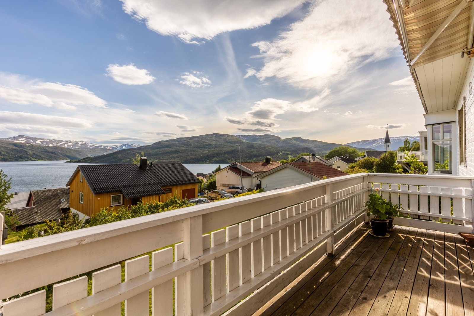 Fra utestuen tar du deg direkte ut til en solrik balkong med god plass til sittegruppe Galleribilde
