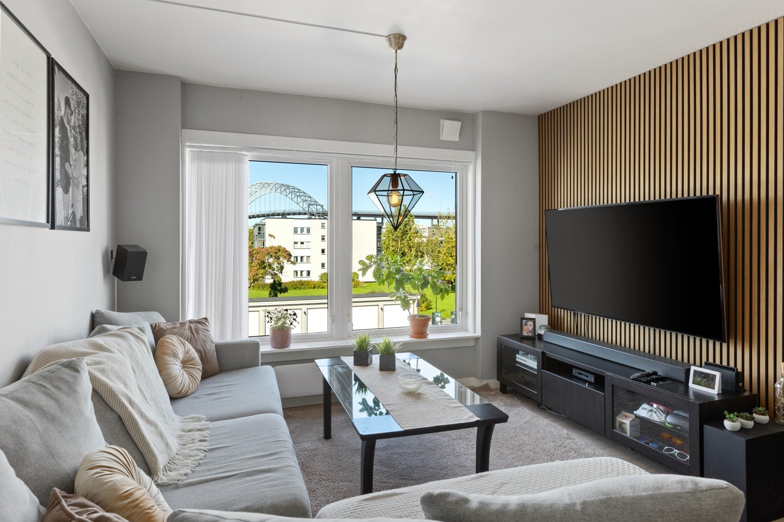 Stue med spilevegg og en fantastisk utsikt Galleribilde