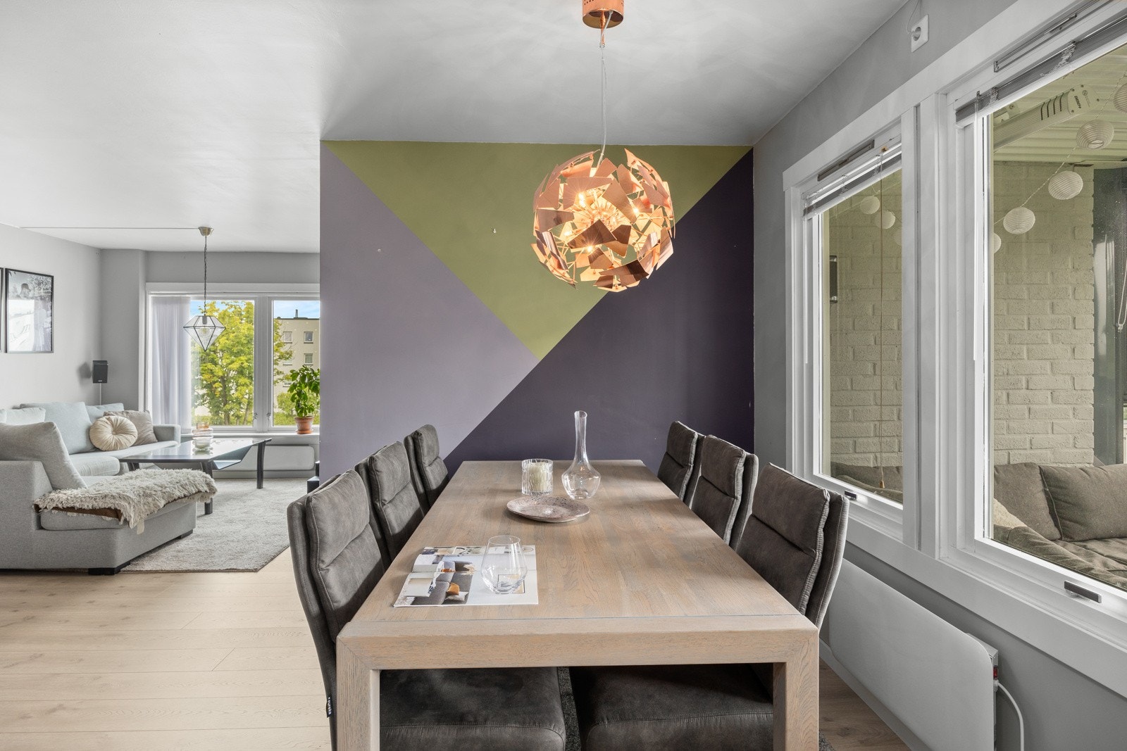 Leiligheten har god plass til spisegruppe. Galleribilde