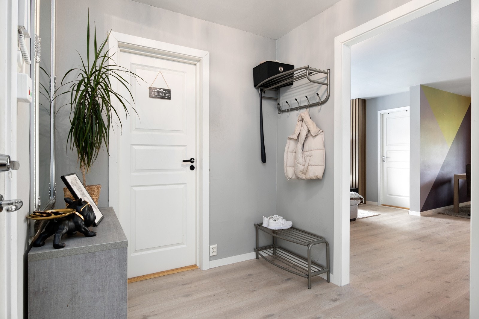 Romslig gang med god plass for oppbevaring Galleribilde