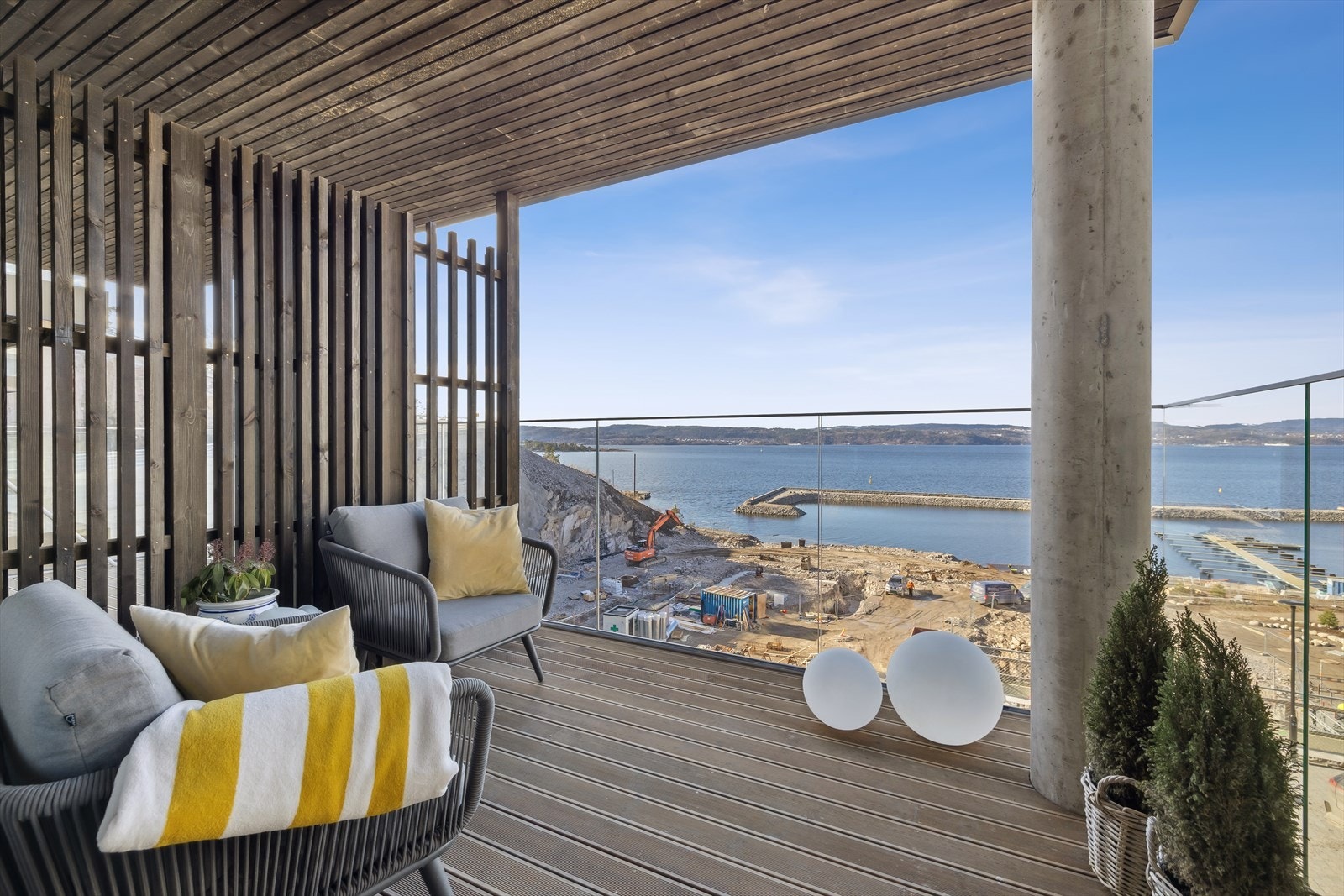 Fra stuen/kjøkkenet er det utgang til en solrik balkong med sjøutsikt. Galleribilde