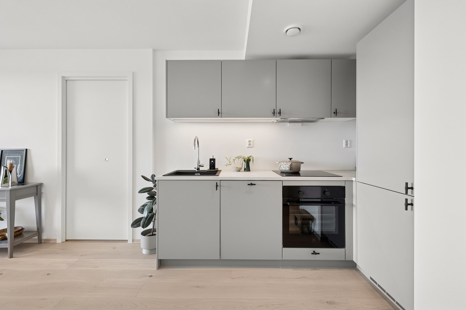 Kjøkkenet er utstyrt med moderne, integrerte hvitevarer som komfyr, platetopp, oppvaskmaskin og kjøl/fryseskap. Galleribilde