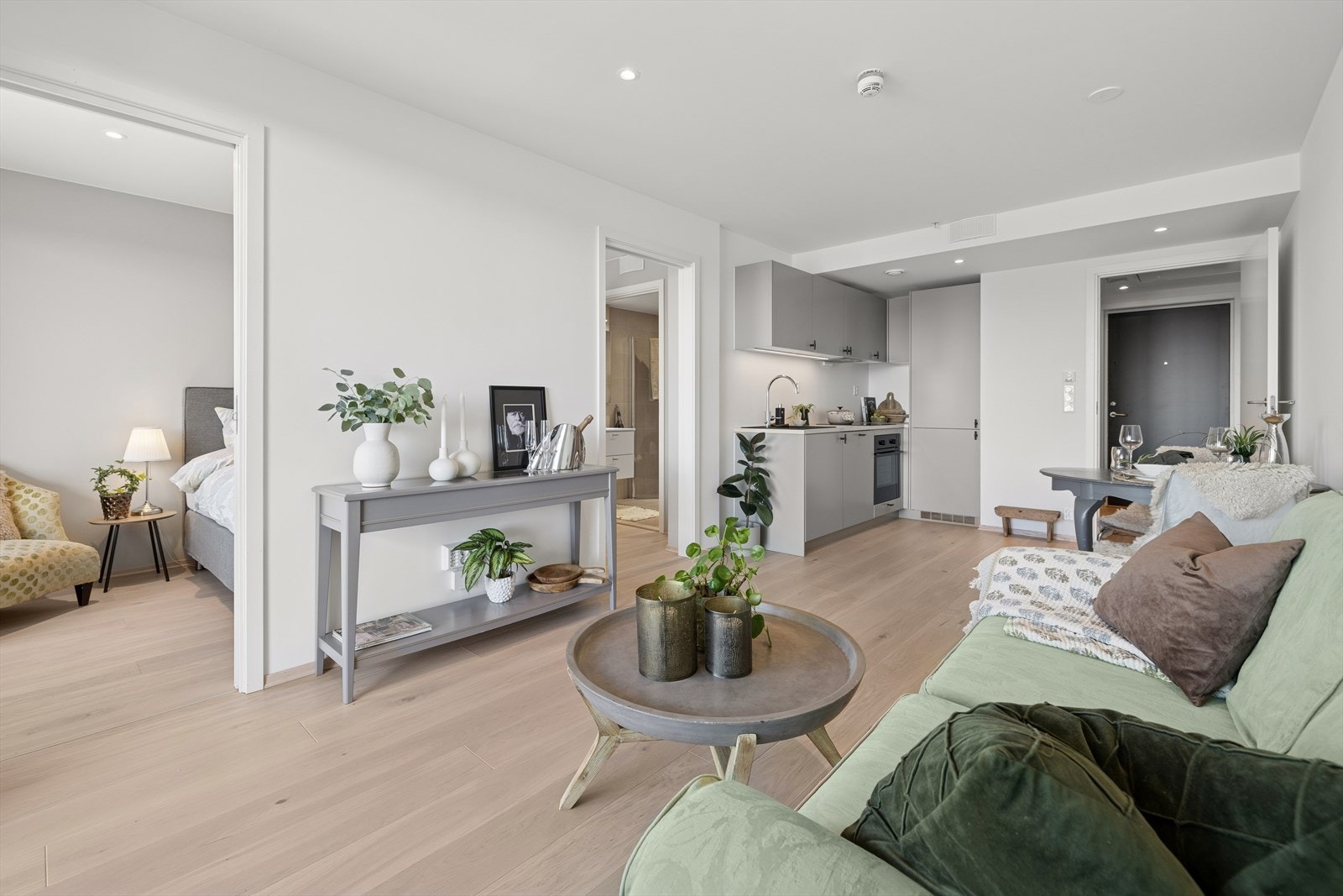 I stuen er det fin plass til en sofagruppe med TV-løsning og et spisebord mot kjøkkenet. Galleribilde