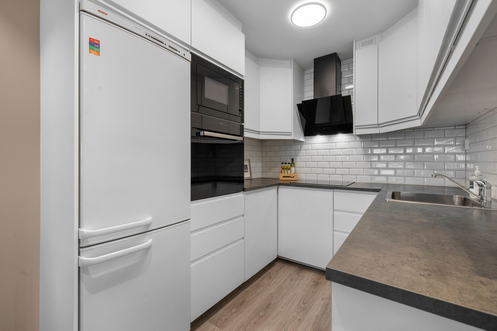 Kjøkkenet er utstyrt med IKEA innredning fra 2018 og har en praktisk layout Galleribilde