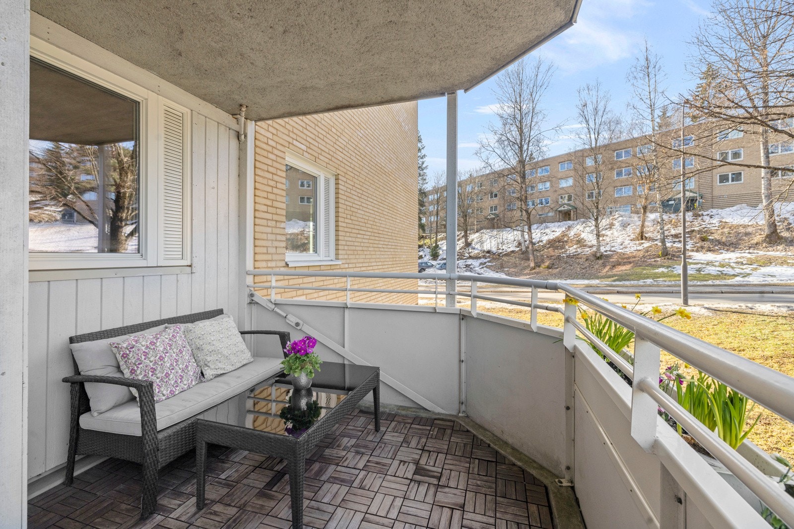 Her på balkongen kan du nyte kveldssolen Galleribilde