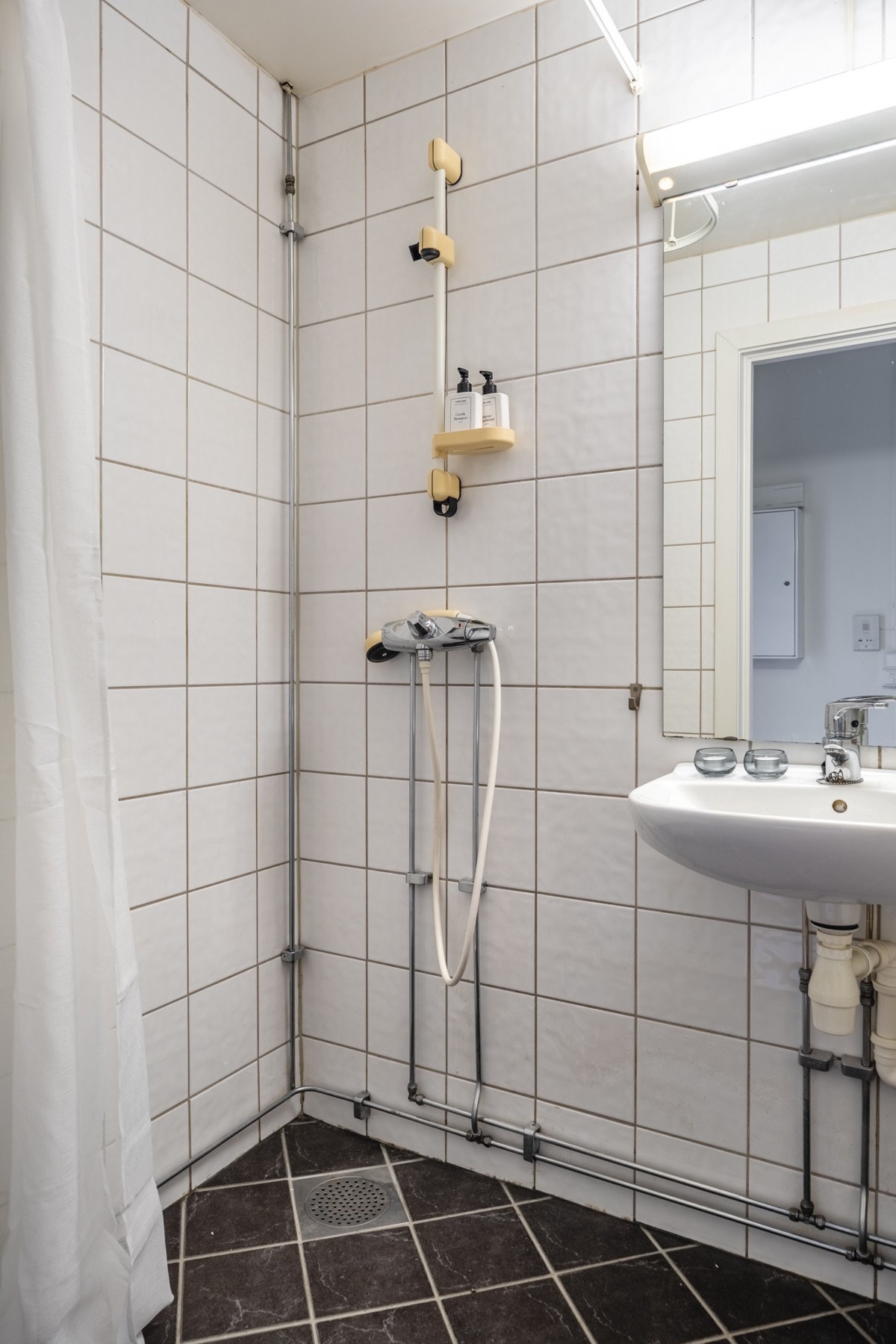 Badet har varmekabler i gulv, servant, toalett, dusjhjørne og opplegg for vaskemaskin. Galleribilde