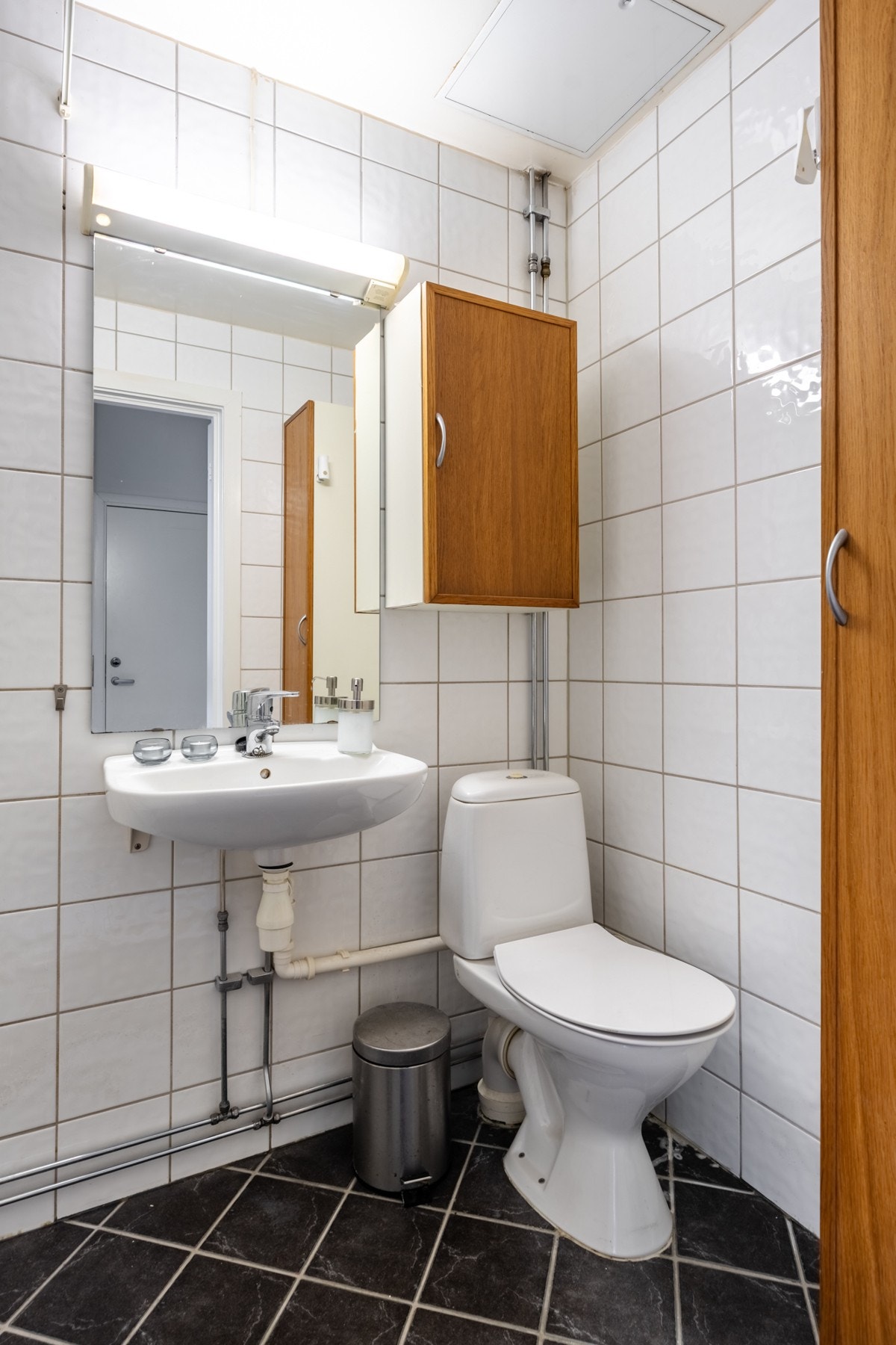 Flislagt bad med adkomst fra entré Galleribilde