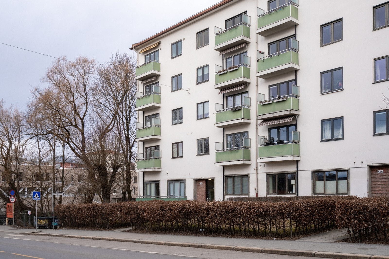 Fra boligen er det umiddelbar nærhet til gode servicetilbud, offentlig kommunikasjon, rikt kulturtilbud og fine grøntområder. Galleribilde