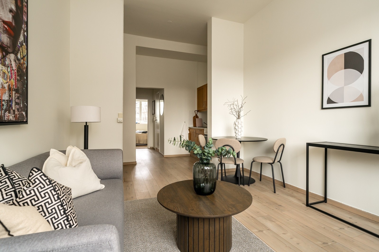 God plass til sofagruppe, stuebord og spisebord. Galleribilde