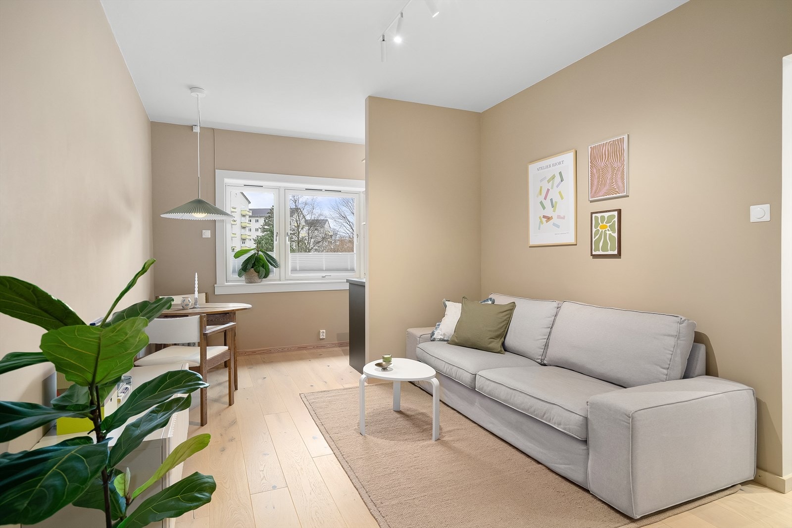 Stuen er malt i en lun farge og gulvet er lagt med parkett Galleribilde