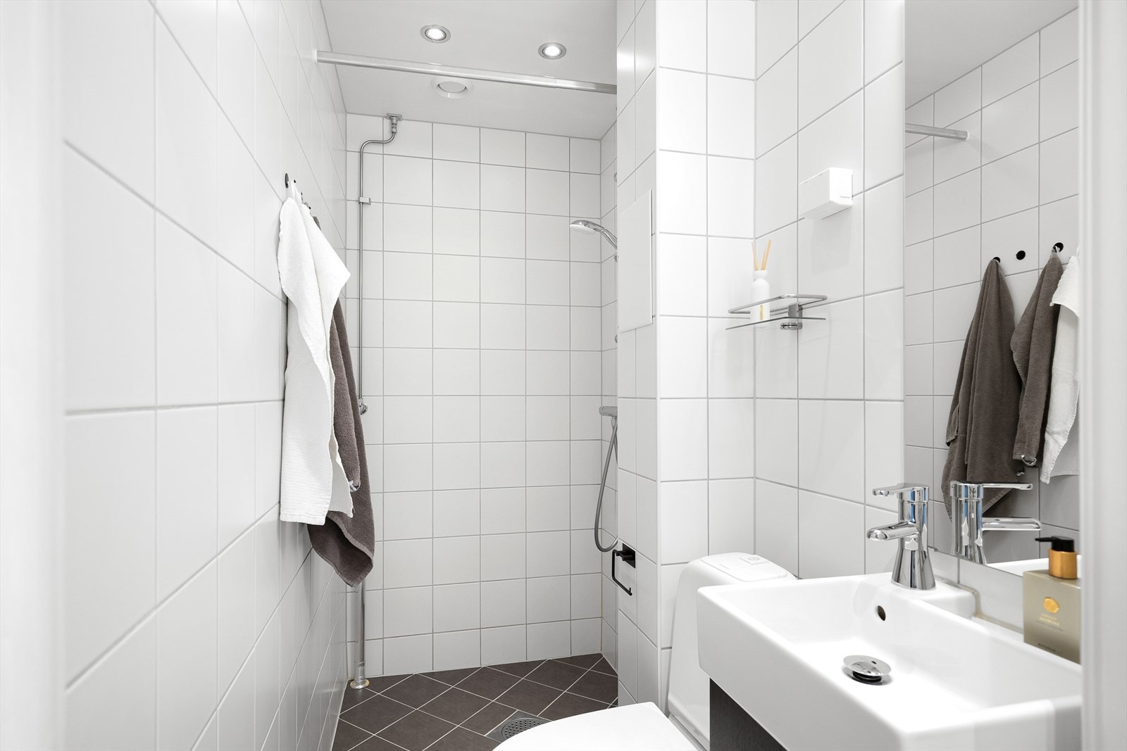 Stilrent flislagt bad Galleribilde