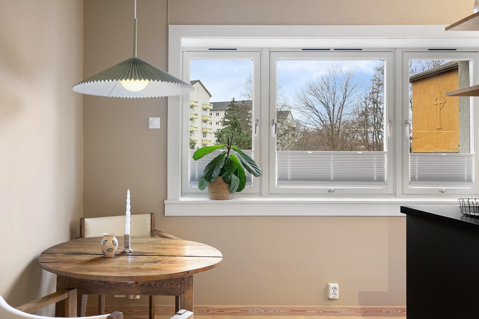 Store vindusflater sørger for rikelig av naturlig lysinnslipp Galleribilde