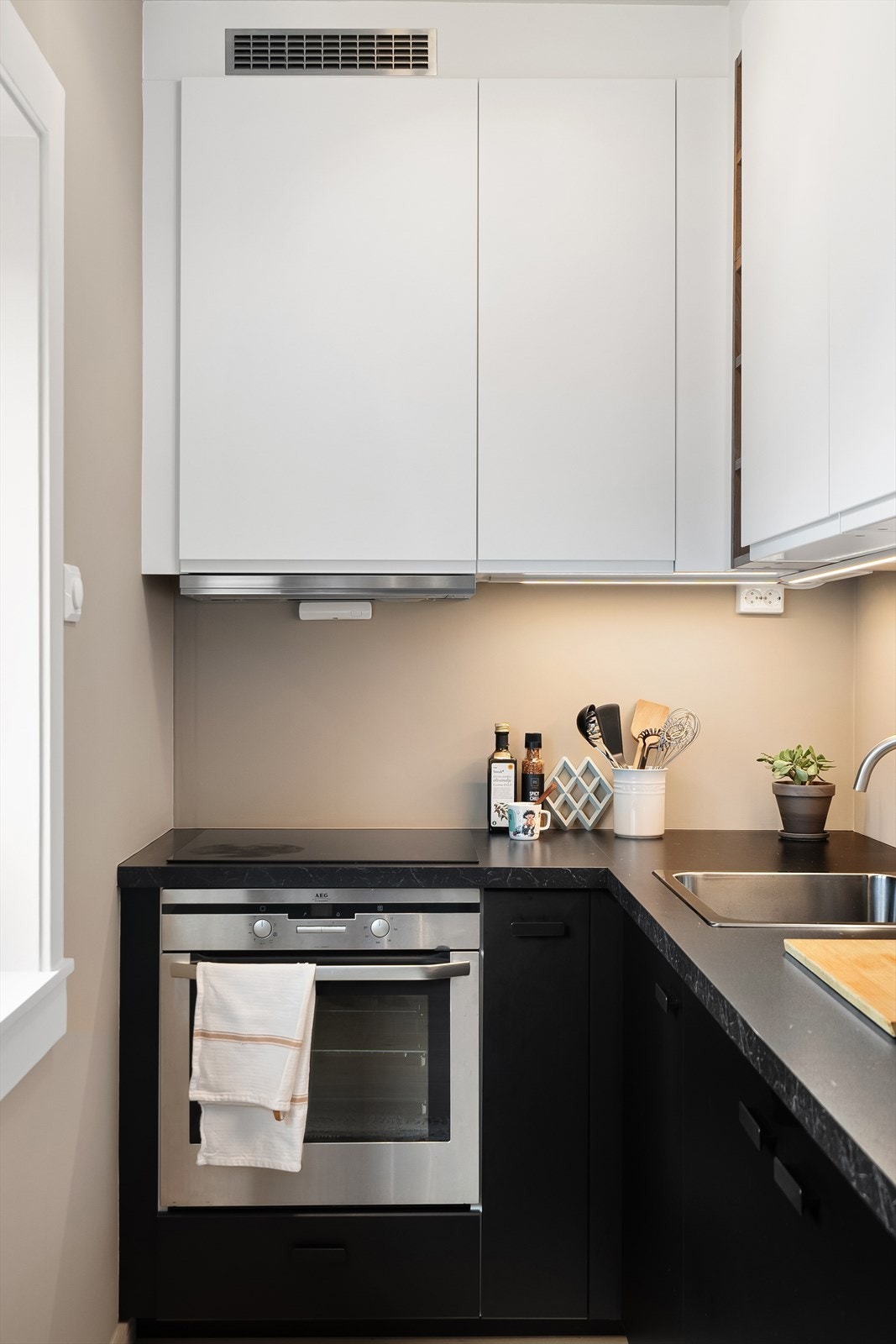 Det er integrert kjøleskap og fryseskap, platetopp og stekeovn Galleribilde