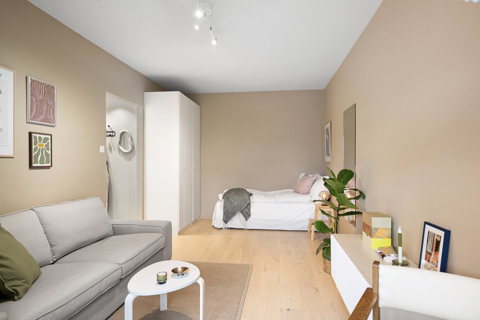 Rommet kan naturlig deles inn i en stuesone og soveromssone Galleribilde