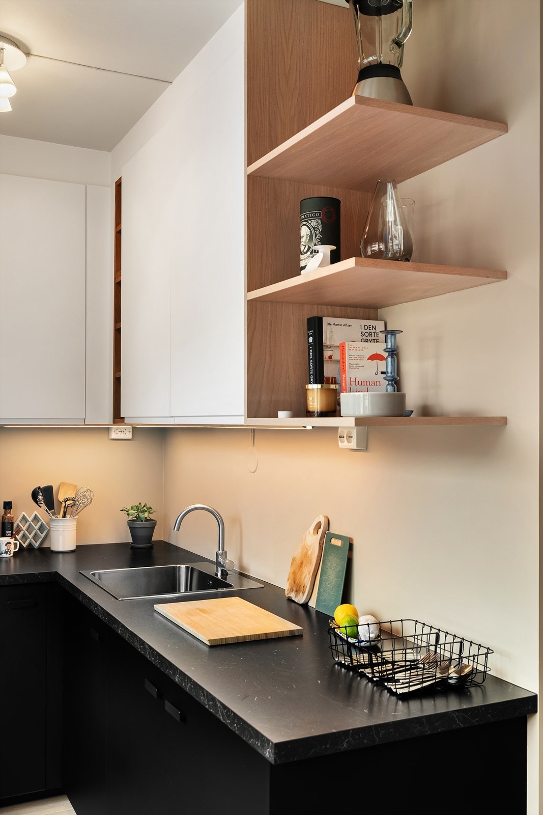 Slette fronter, laminert benkeplate og nedsenket oppvaskum Galleribilde