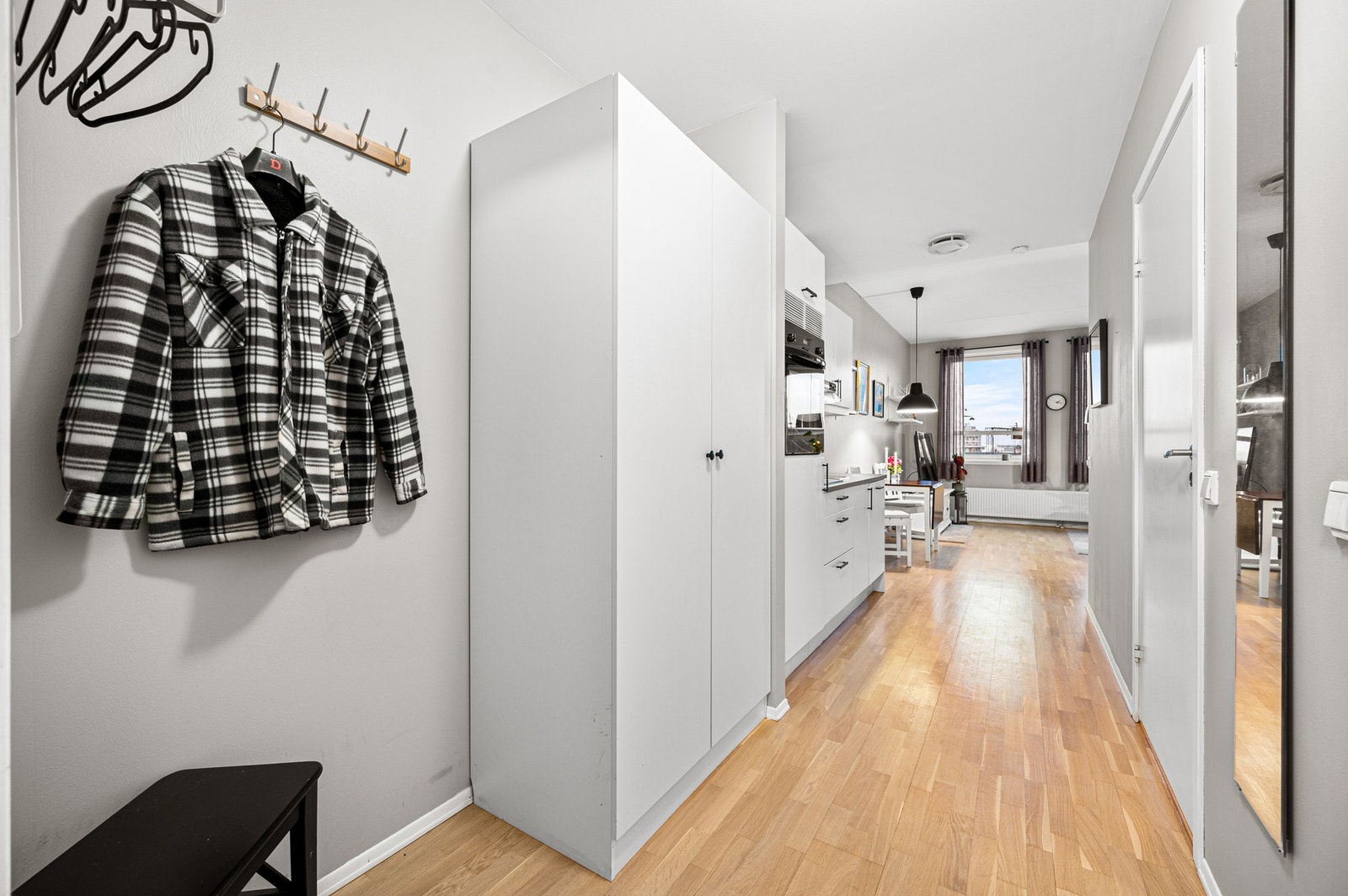 Innbydende entré med praktisk garderobeløsning. Galleribilde