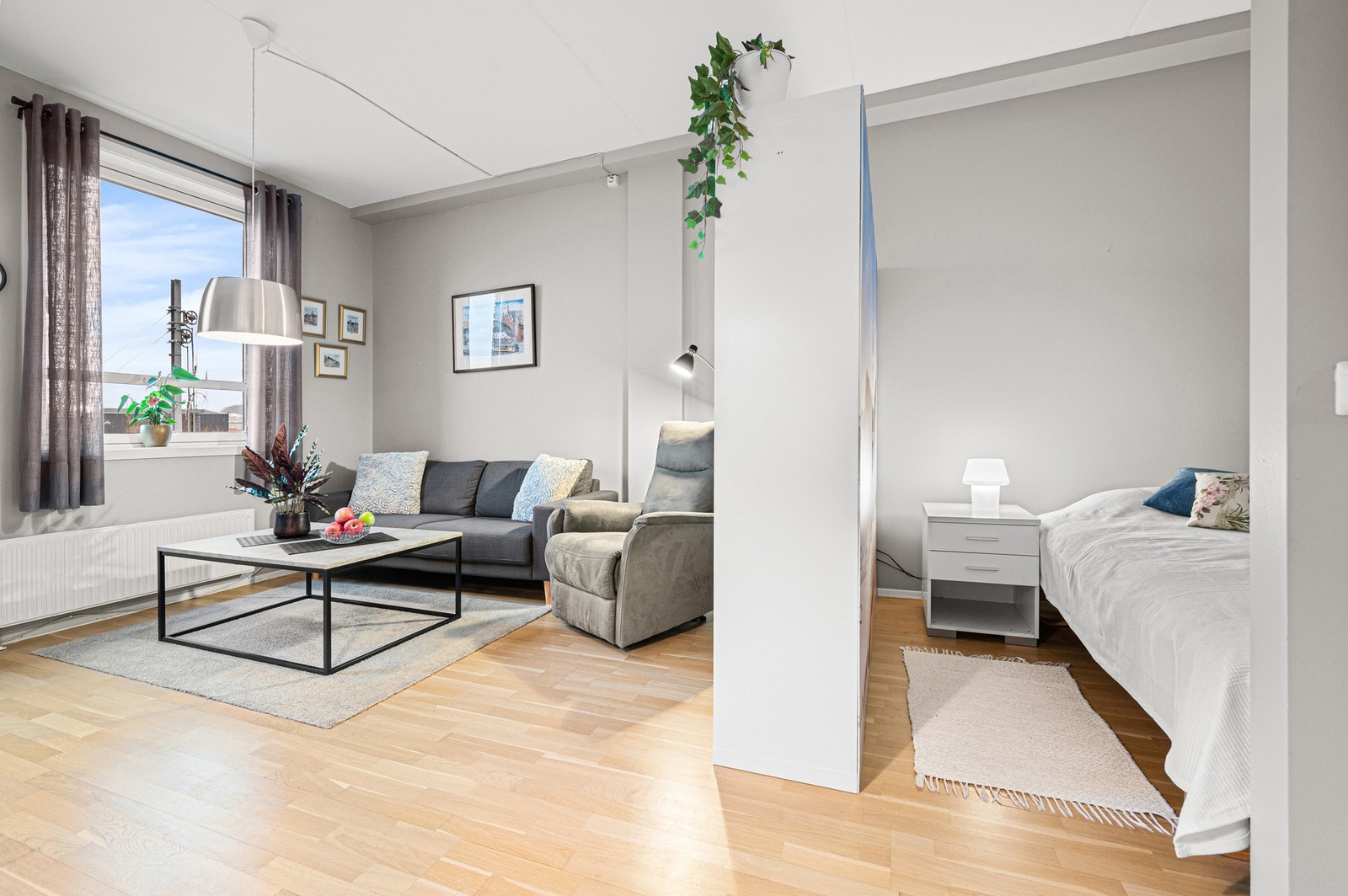 Leiligheten er malt i duse, moderne og tidsriktige farger. Galleribilde