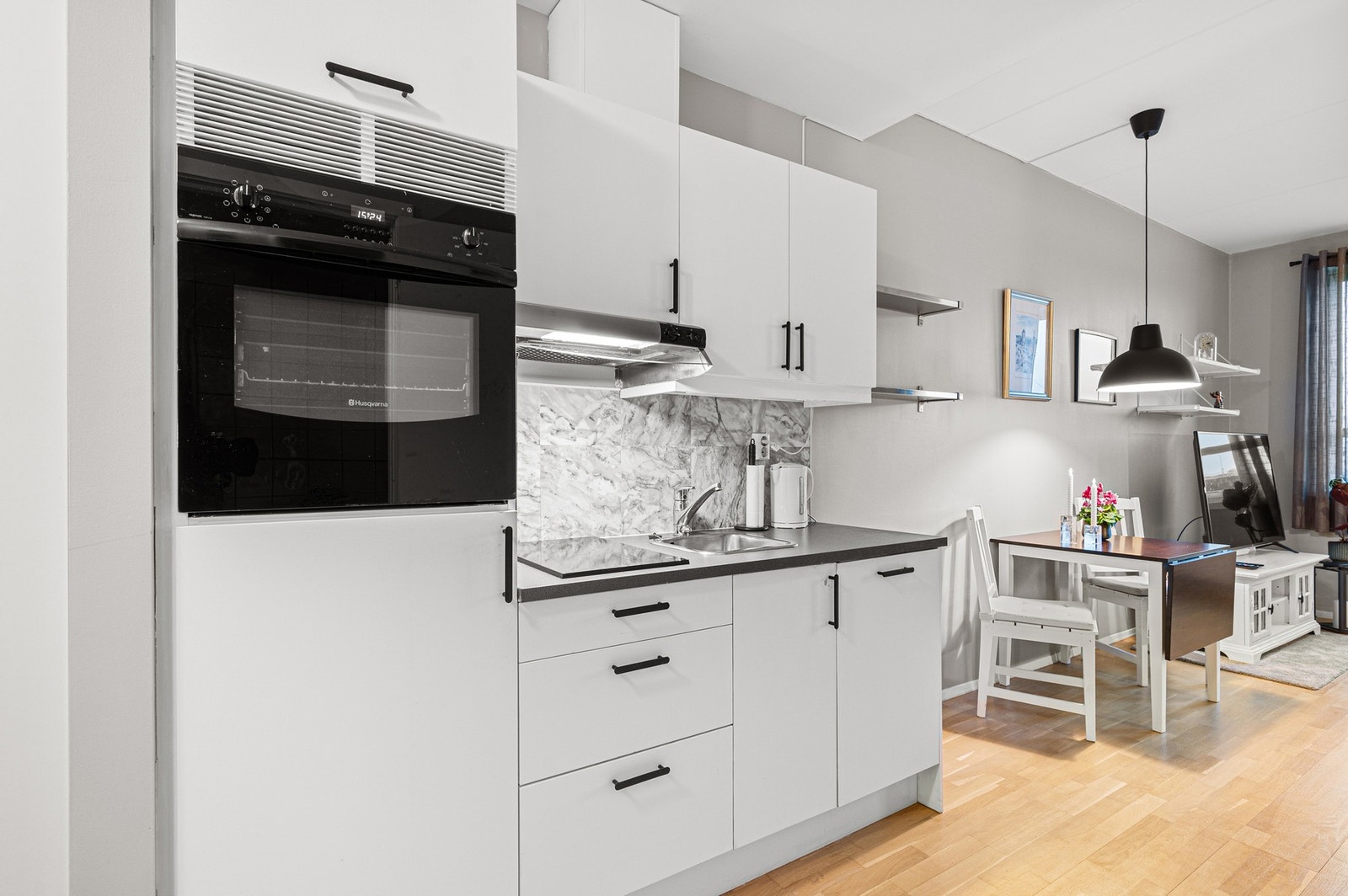 Her har man bl.a Integrert platetopp, stekeovn, oppvaskmaskin og kjøleskap. Galleribilde