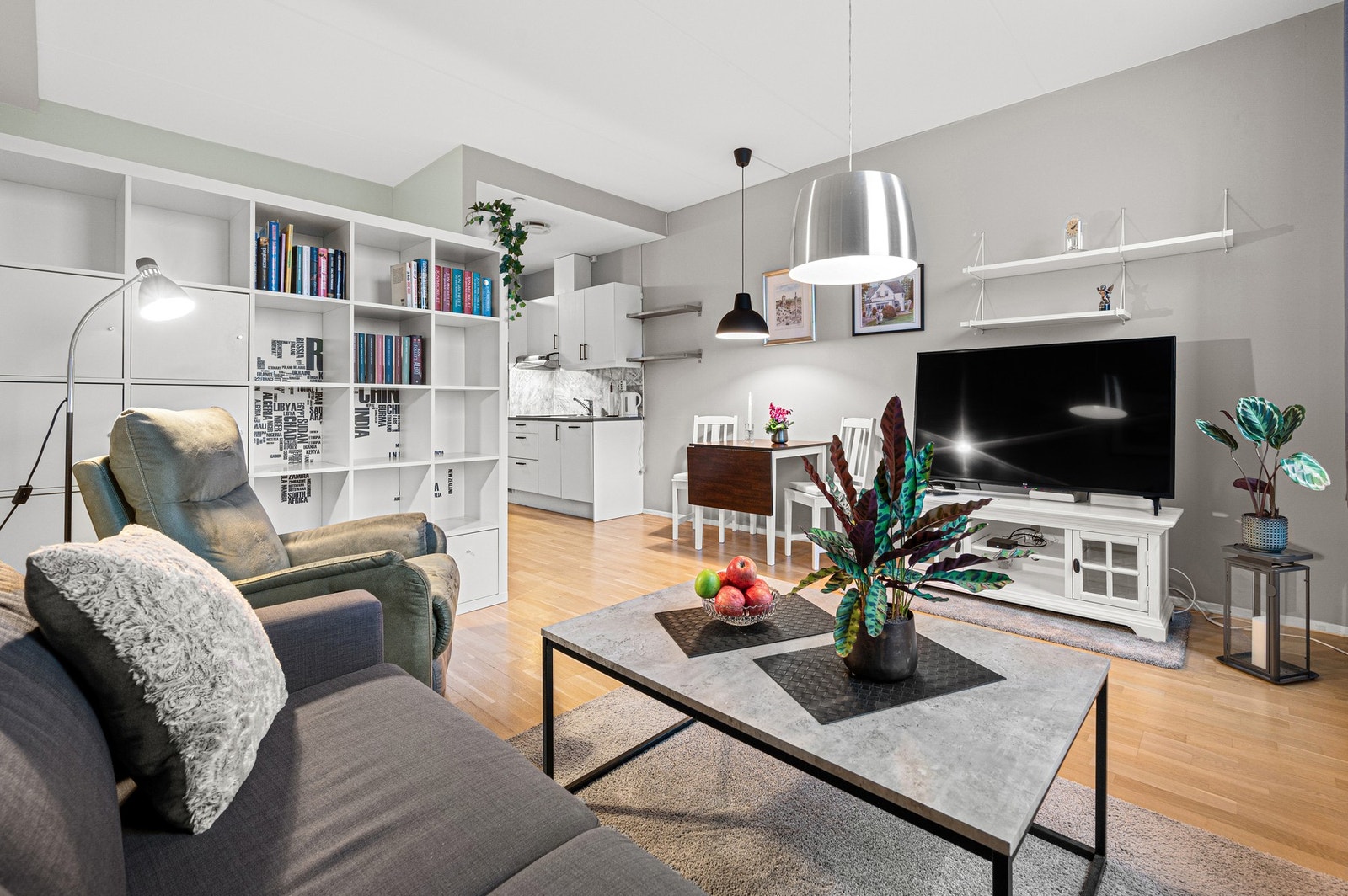 Åpen stue/alkove og kjøkkenløsning på ca. 20,9m², noe som gjø den enkel å innrede. Galleribilde