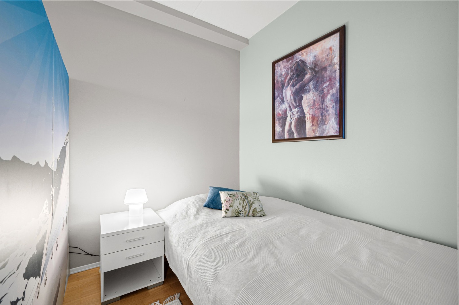 I stuen er det etablert skillevegg, noe som skaper rom for seng og ønsket soveromsmøblement. Galleribilde