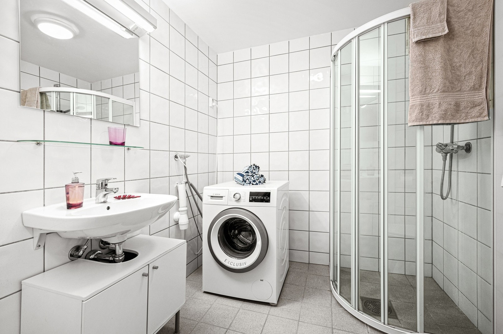 Lyst og stilrent flislagt bad på 4,1m² med alt man trenger. Galleribilde