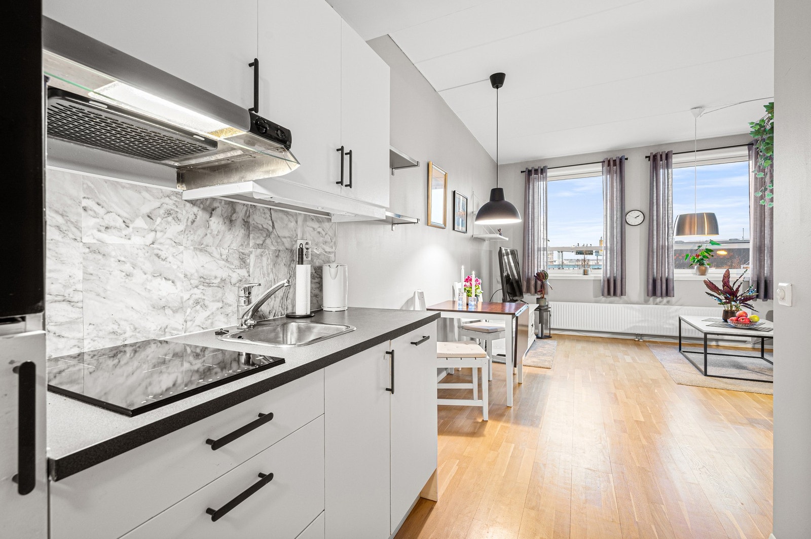 Pent og tidsrikt kjøkken med integrerte hvitevarer samt skap- og benkeplass. Galleribilde