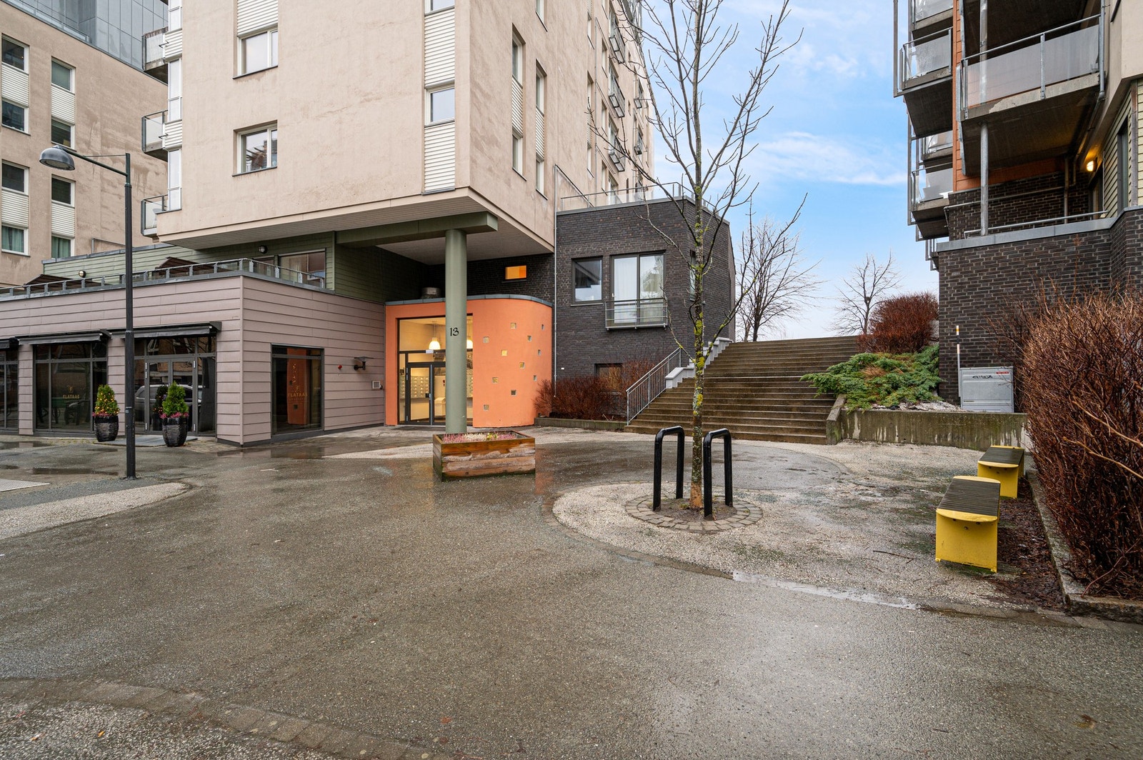 Dyre Halses gate har en svært ettertraktet beliggenhet på Solsiden og har en nærhet til alt bykjernen i Trondheim har å by på. Galleribilde