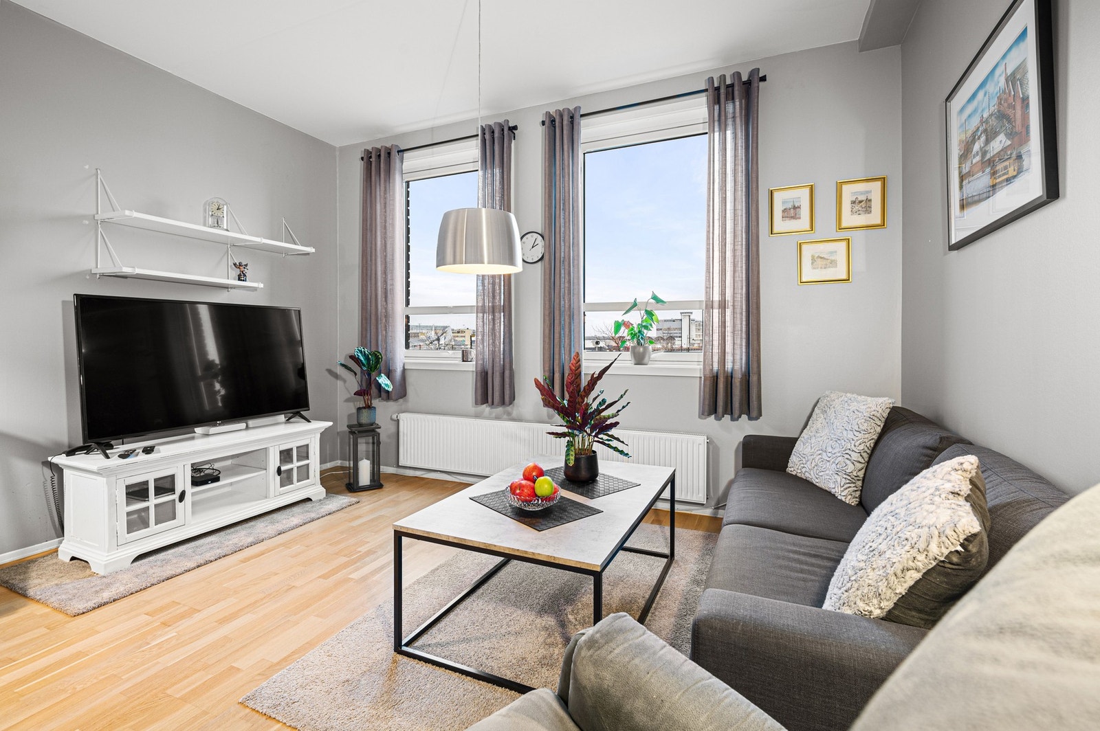 Store vindusoverflater som slipper inn rikelig med naturlig lys, noe som skaper en behagelig atmosfære i leiligheten. Galleribilde