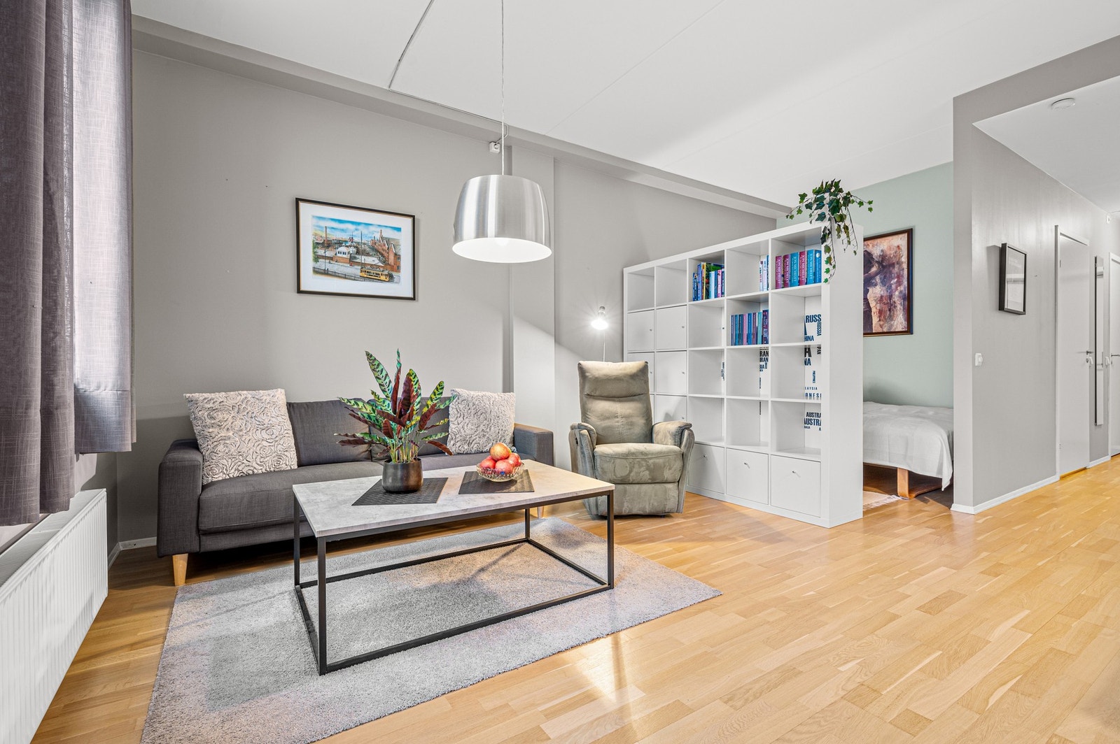 Her er det god plass til sittegruppe, spiseseksjon, stue- og TV-bord. Galleribilde