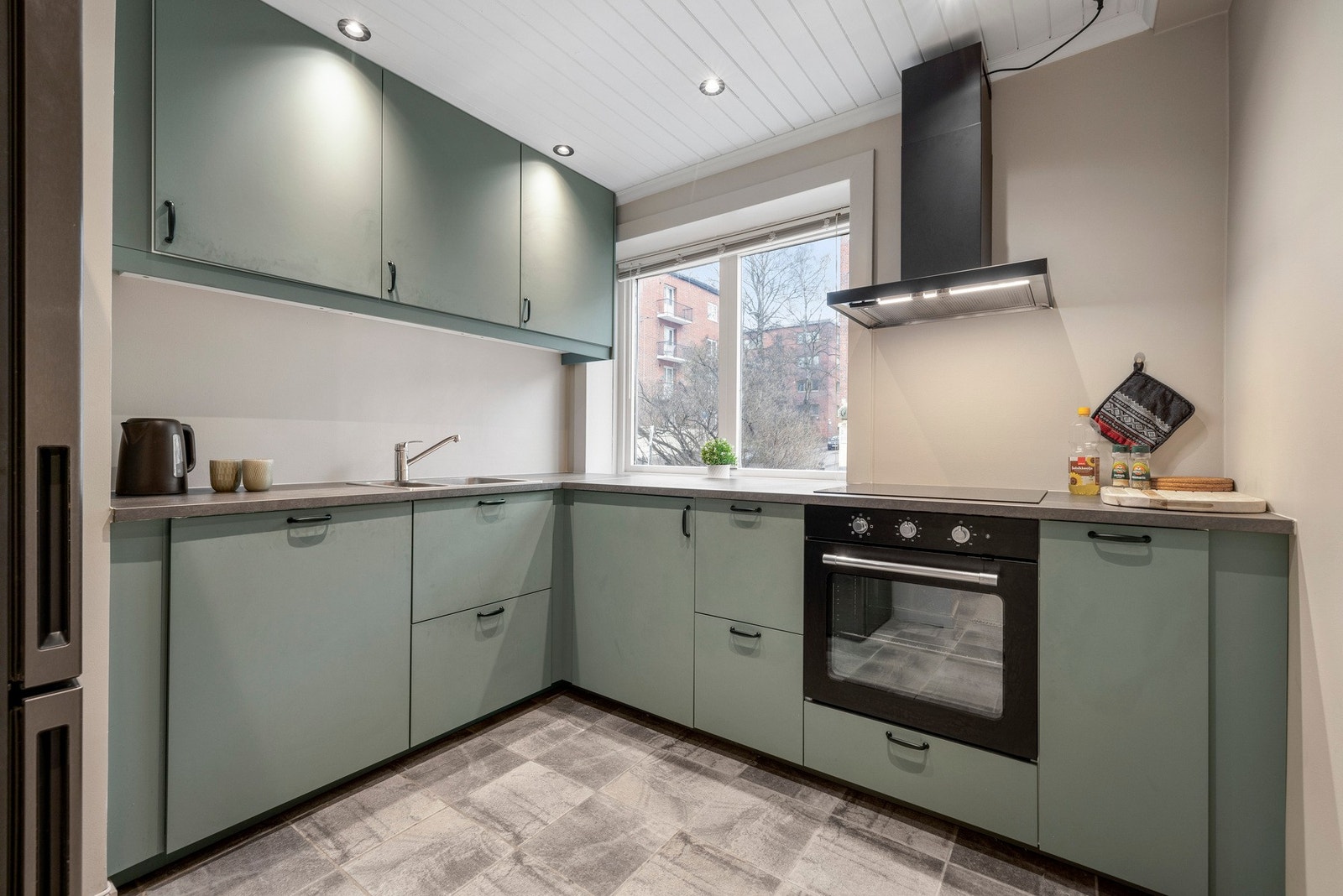 Kjøkkenet er plassert i separat rom. Det er mulig å flytte kjøkkenet ut i stue og etablere et ekstra soverom. Galleribilde