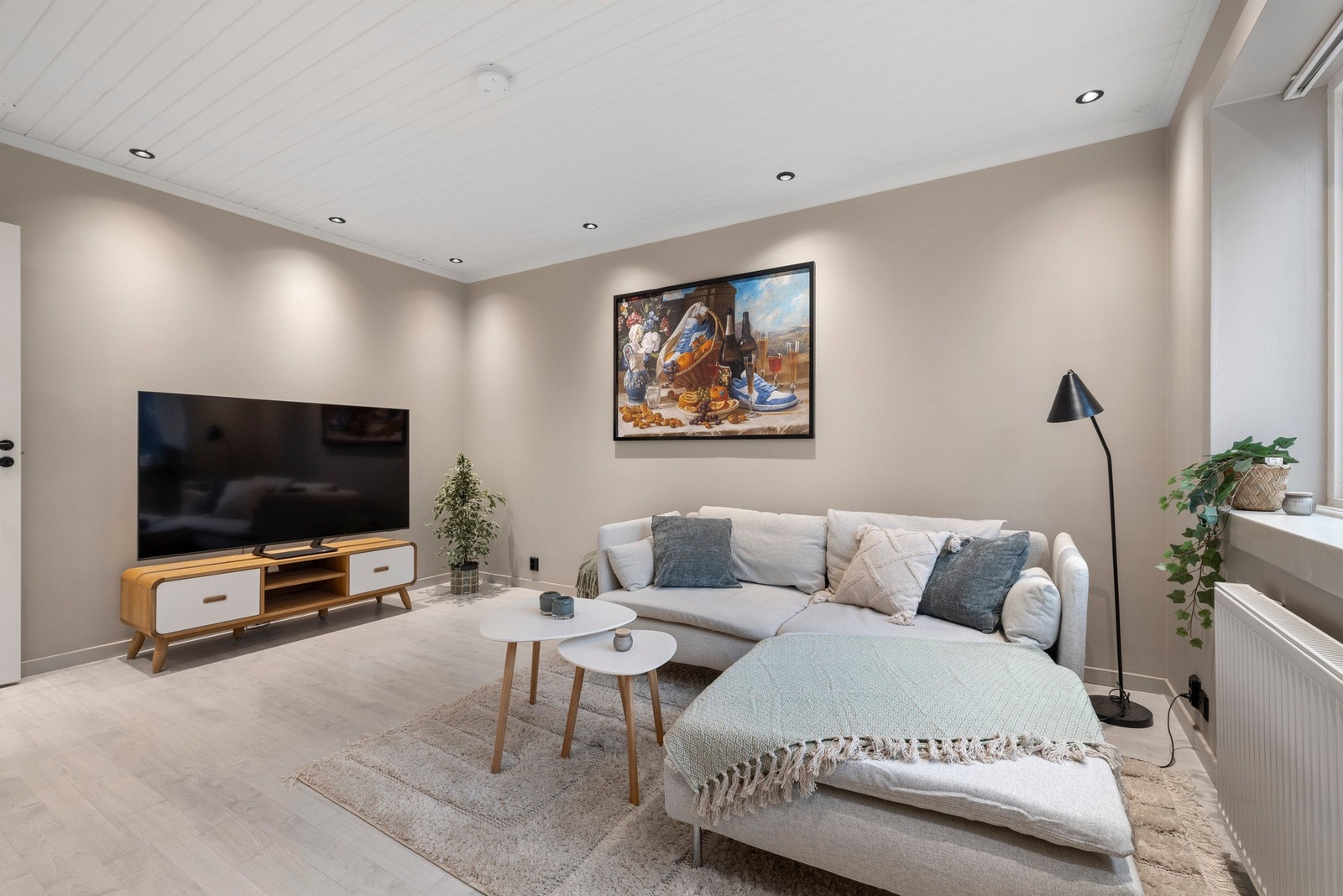 I stuen er det gode møbleringsmuligheter, med plass til sofa og tilhørende TV-møblement samt spisebord. Galleribilde