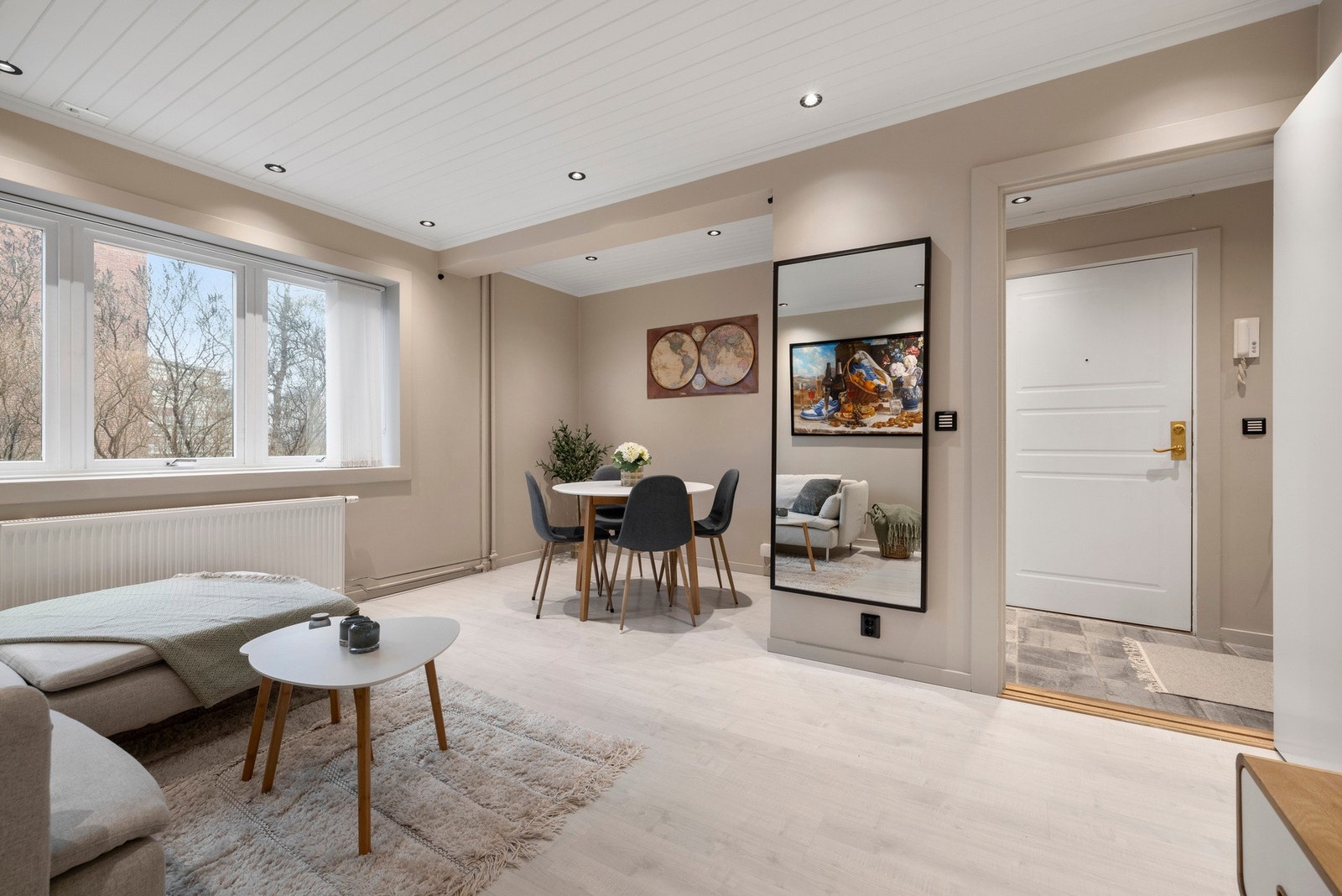 Andre leiligheter i blokka har fjernet veggen ut mot entréen og etablert kjøkken langs veggen bak spisebordet. Det er også mulig å ha kjøkkenet langs veggen som vender mot soverommet. Galleribilde