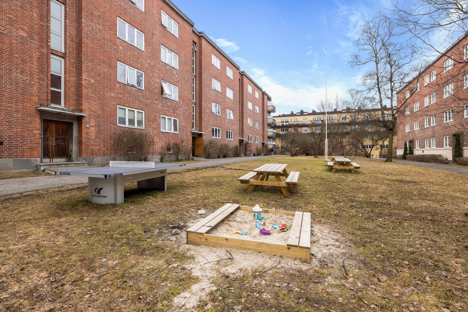 Fellesarealet er opparbeidet med sittegrupper, lekeplass og grøntareal. Galleribilde