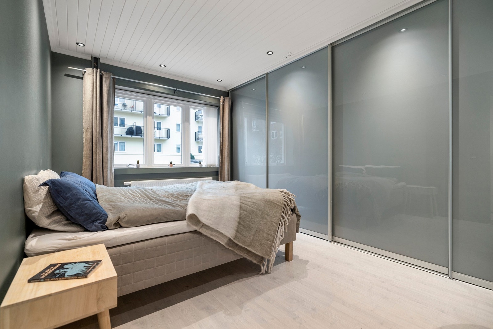 Soverommet er av god størrelse med god plass til dobbeltseng og tilhørende nattbord. Galleribilde