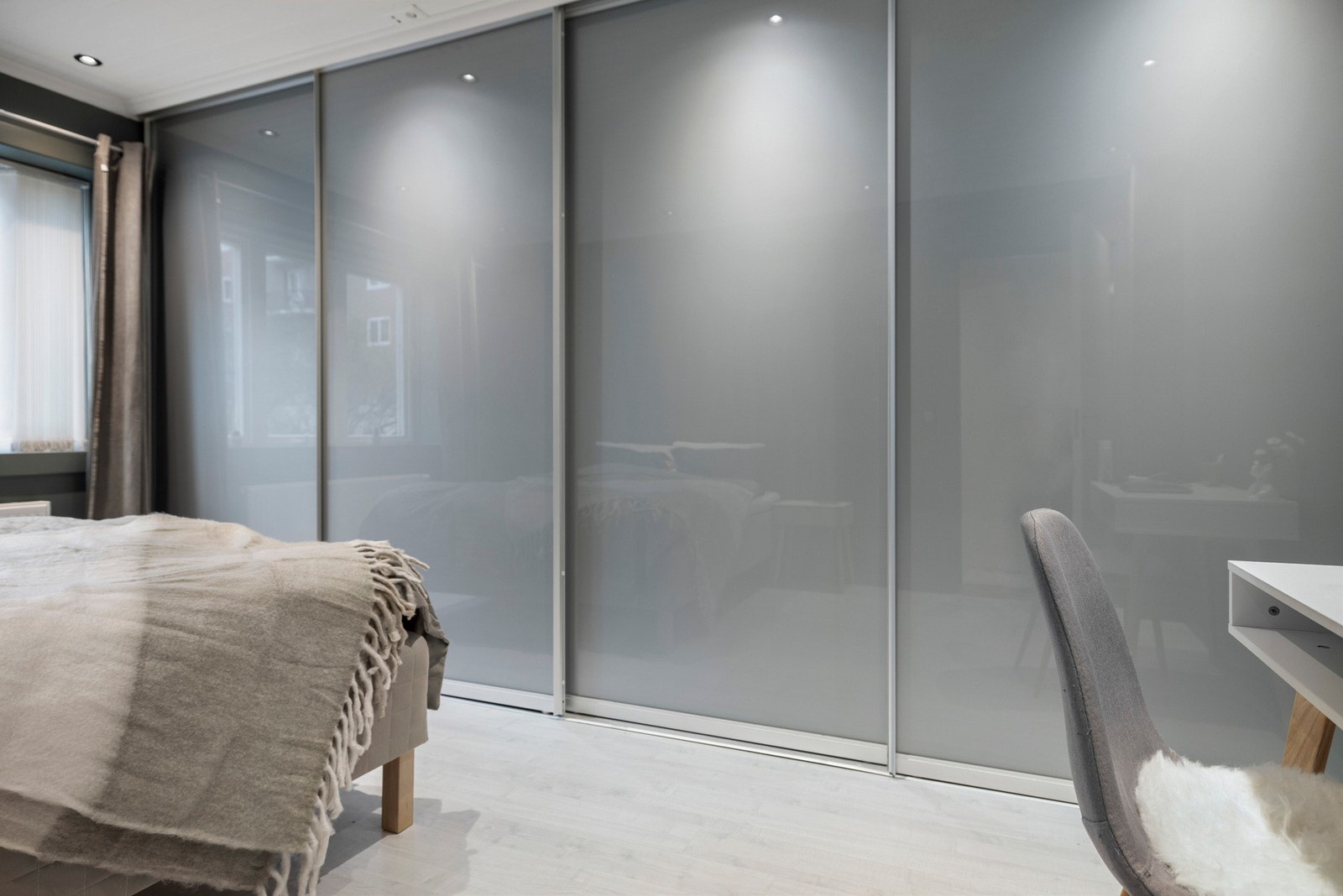 God plass til klesoppbevaring i plassbygd garderobeskap. Galleribilde