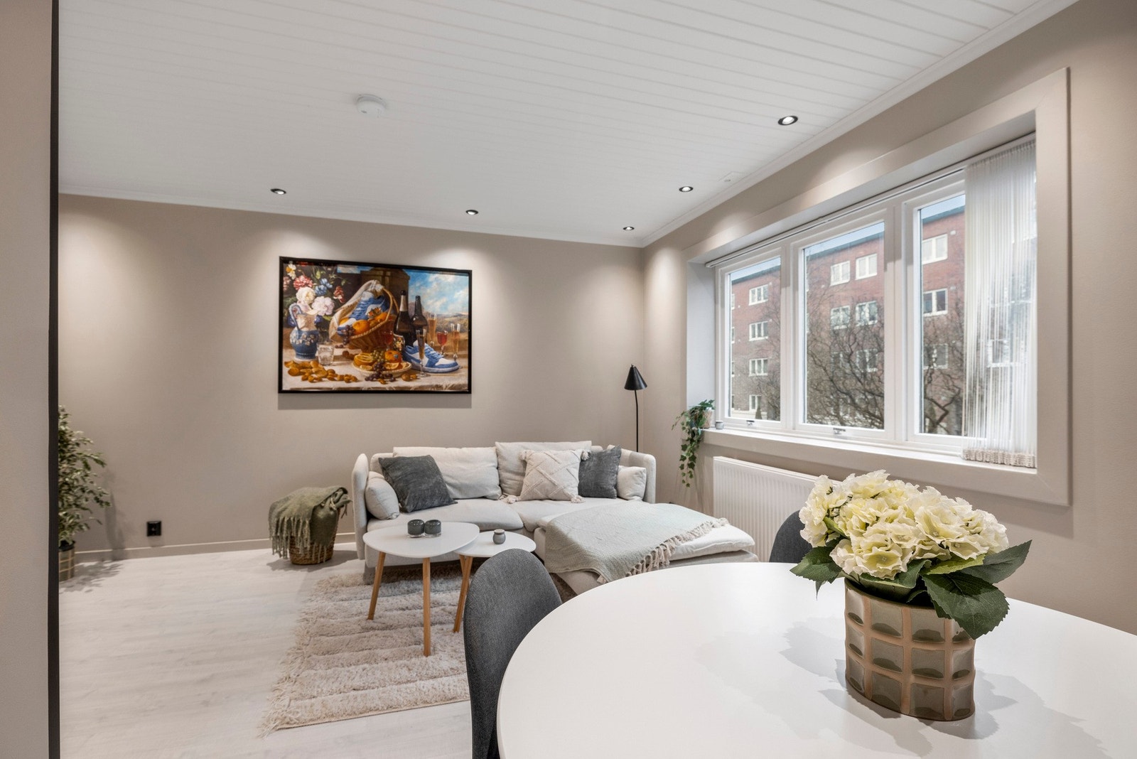 Legg merke til de store vindusflatene, her får du inn godt med naturlig lys. Galleribilde