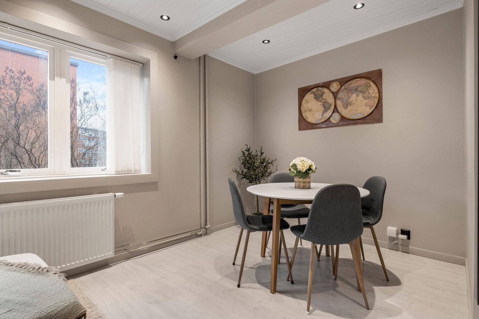 Naturlig sone for spisebord. Galleribilde