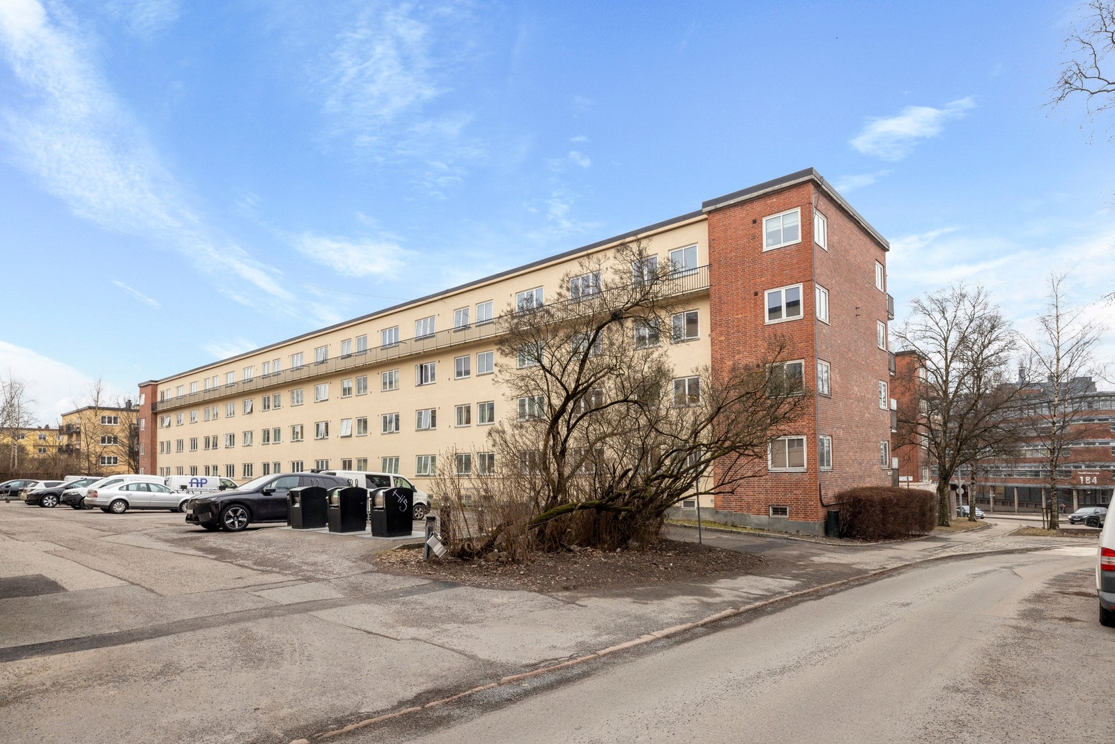 Sameiet har parkeringsplasser til leie. Galleribilde