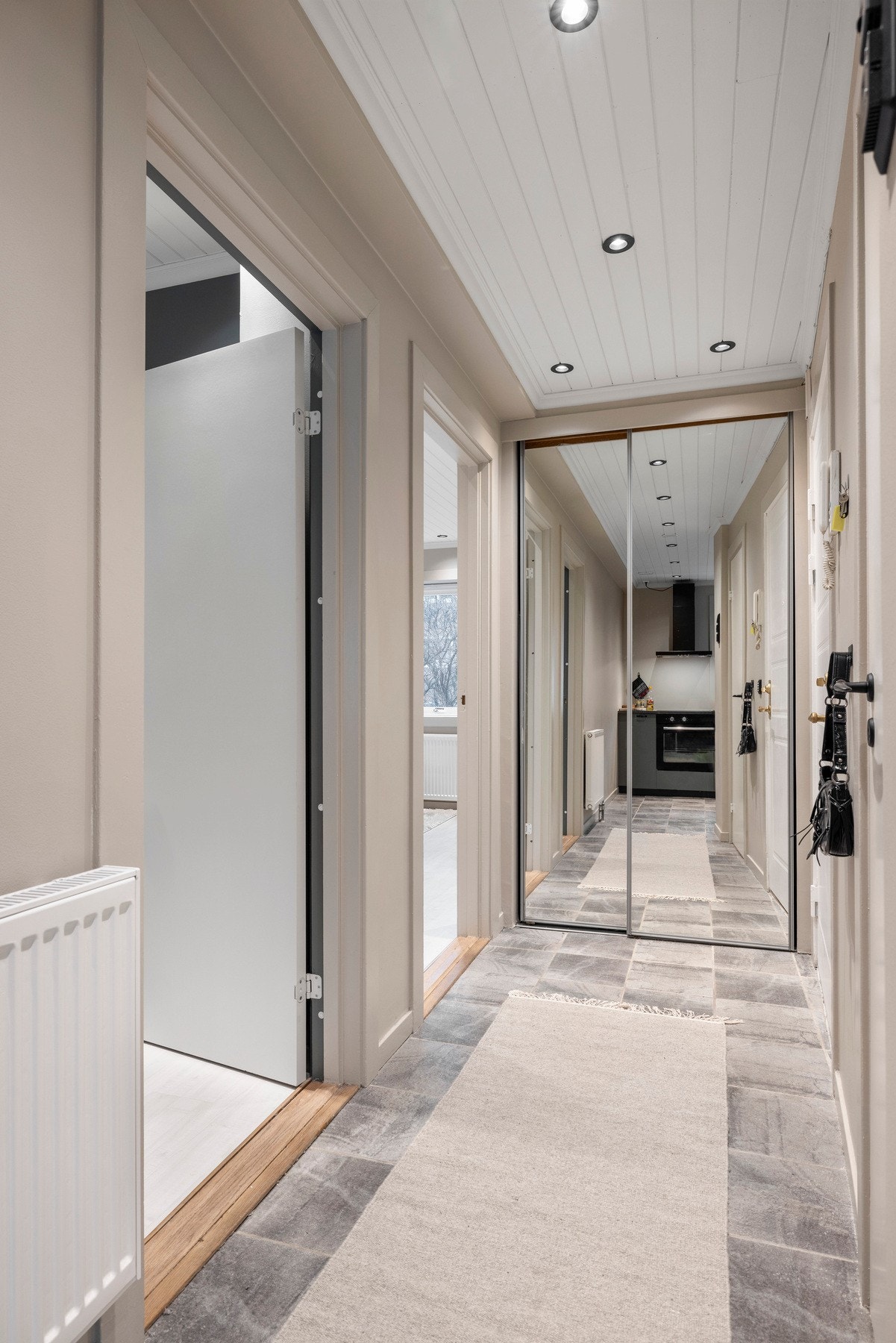 I entréen er det en skyvedørsgarderobe med god plass til å henge fra seg yttertøy. Galleribilde