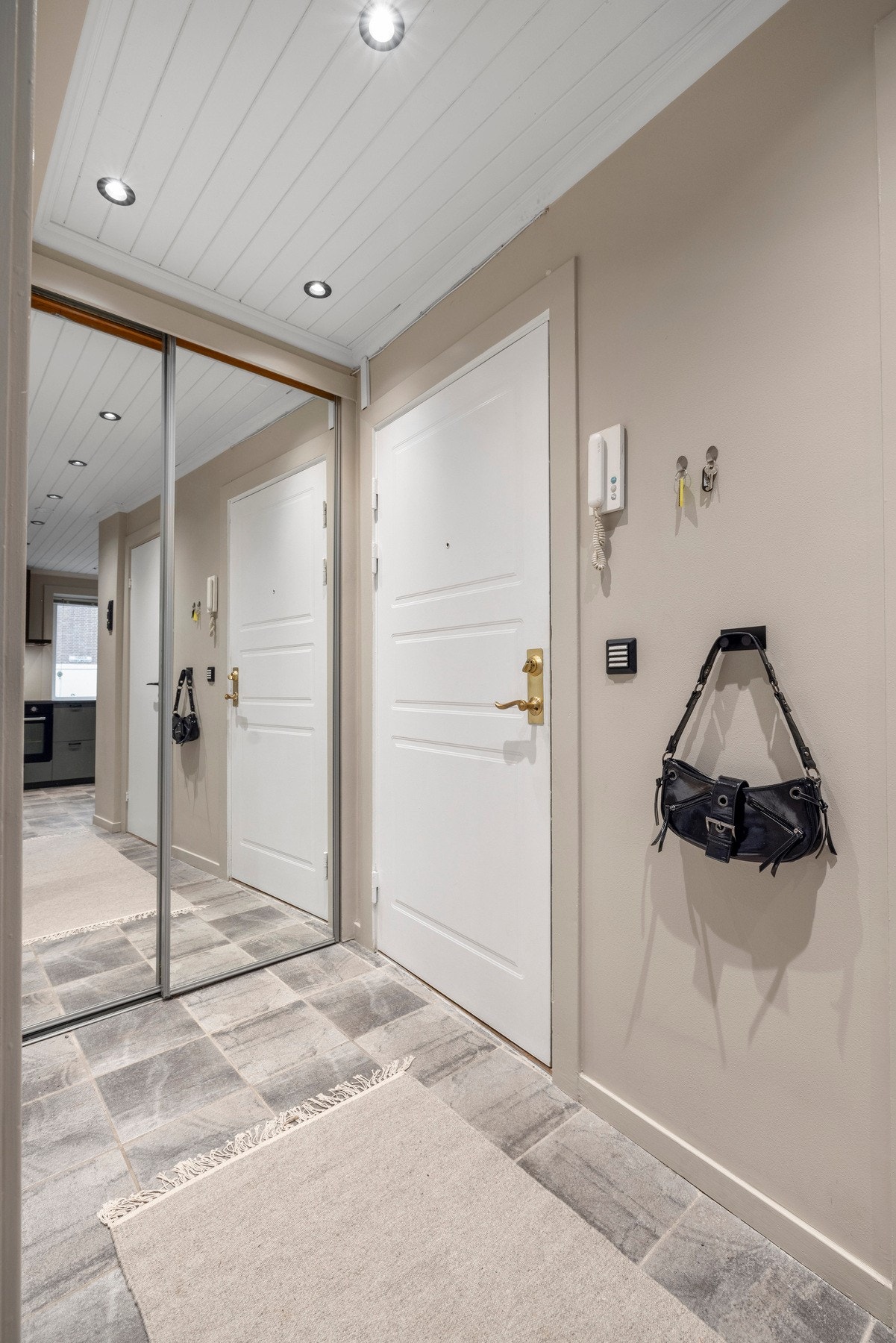 Lys og innbydende entré som gir et godt førsteinntrykk av boligen. Galleribilde