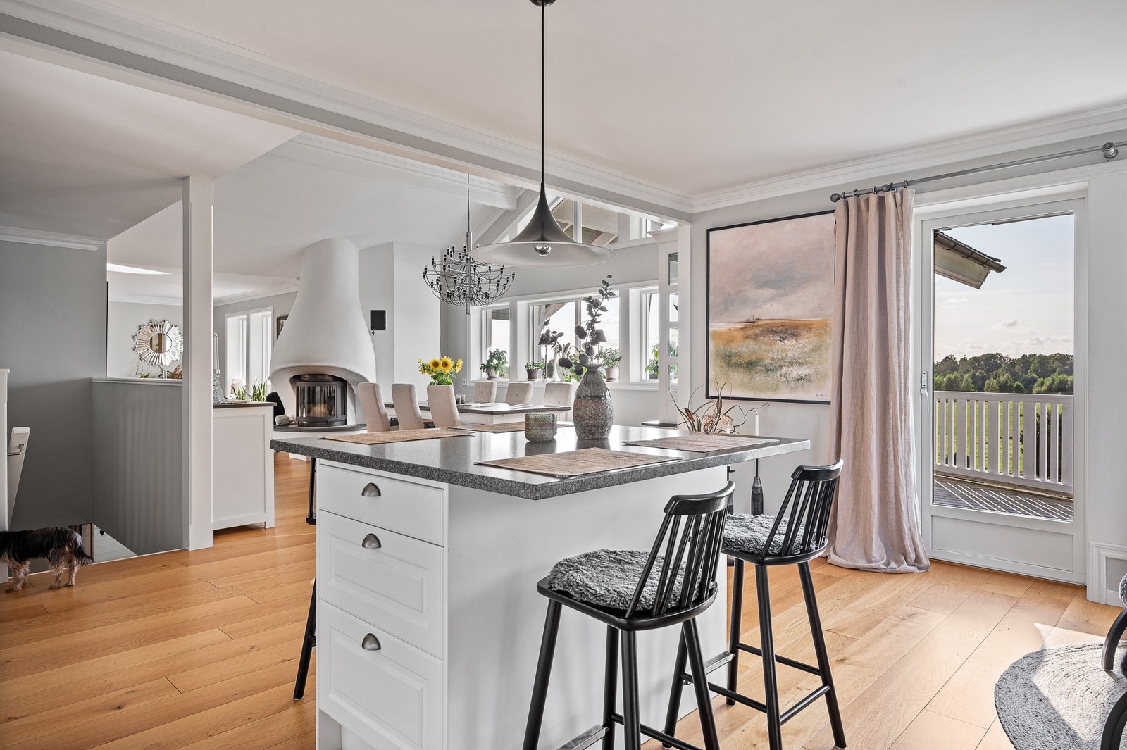 Öppen planlösning mellan kök och umgängesyta Galleribilde