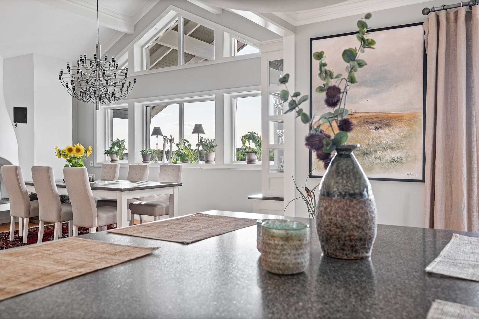 Underbart ljus igenom de stora fönsterpartierna mot väster Galleribilde